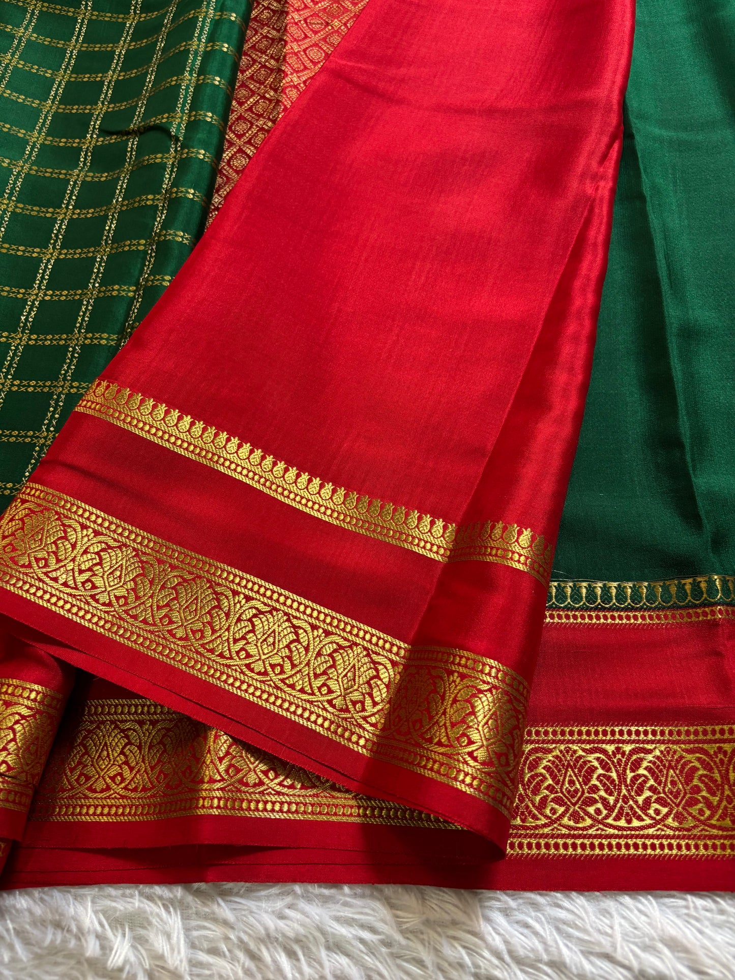 Saroja (2D) : Bottle green-red