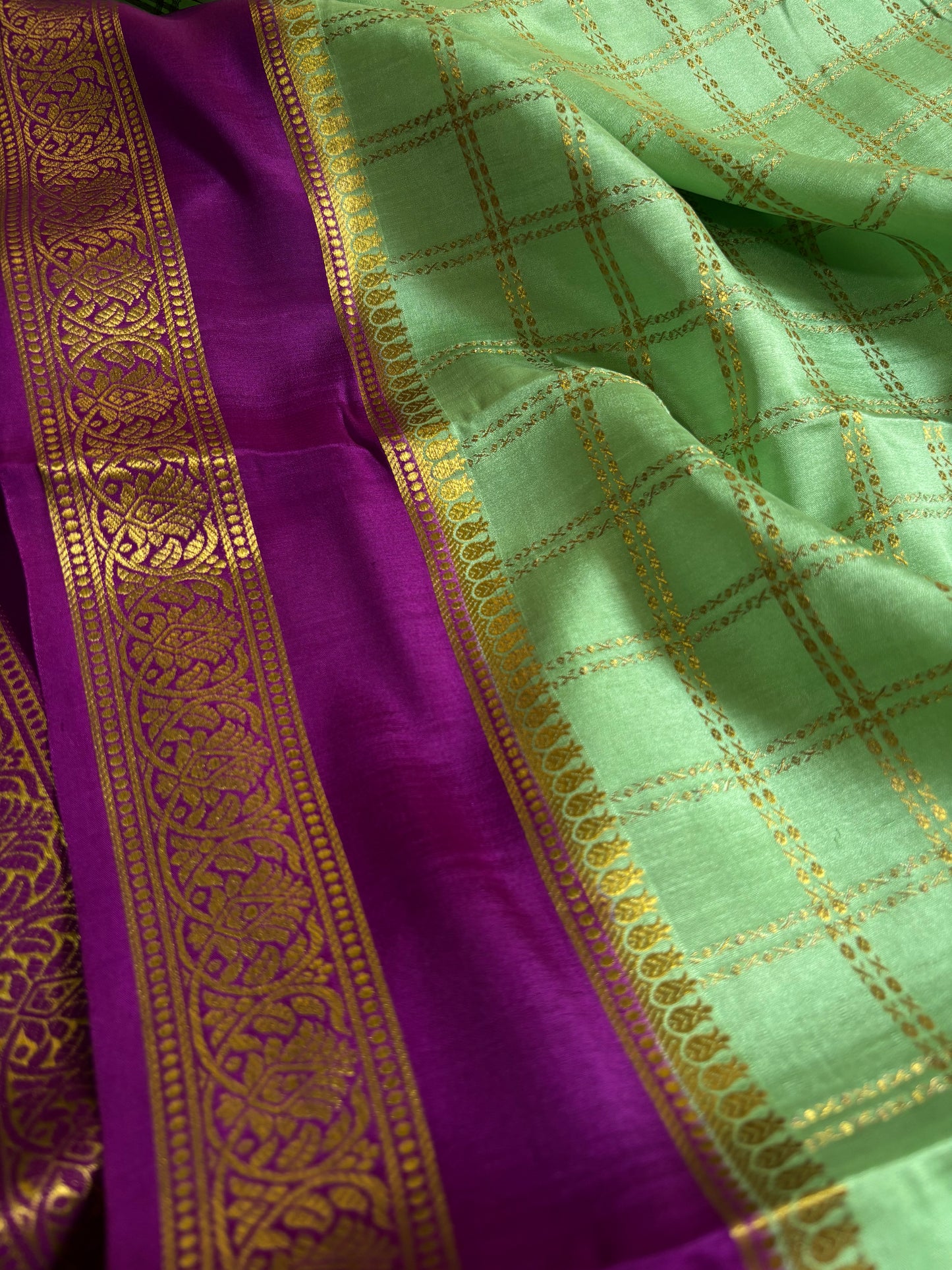 Saroja (2D) : MInt green-magenta
