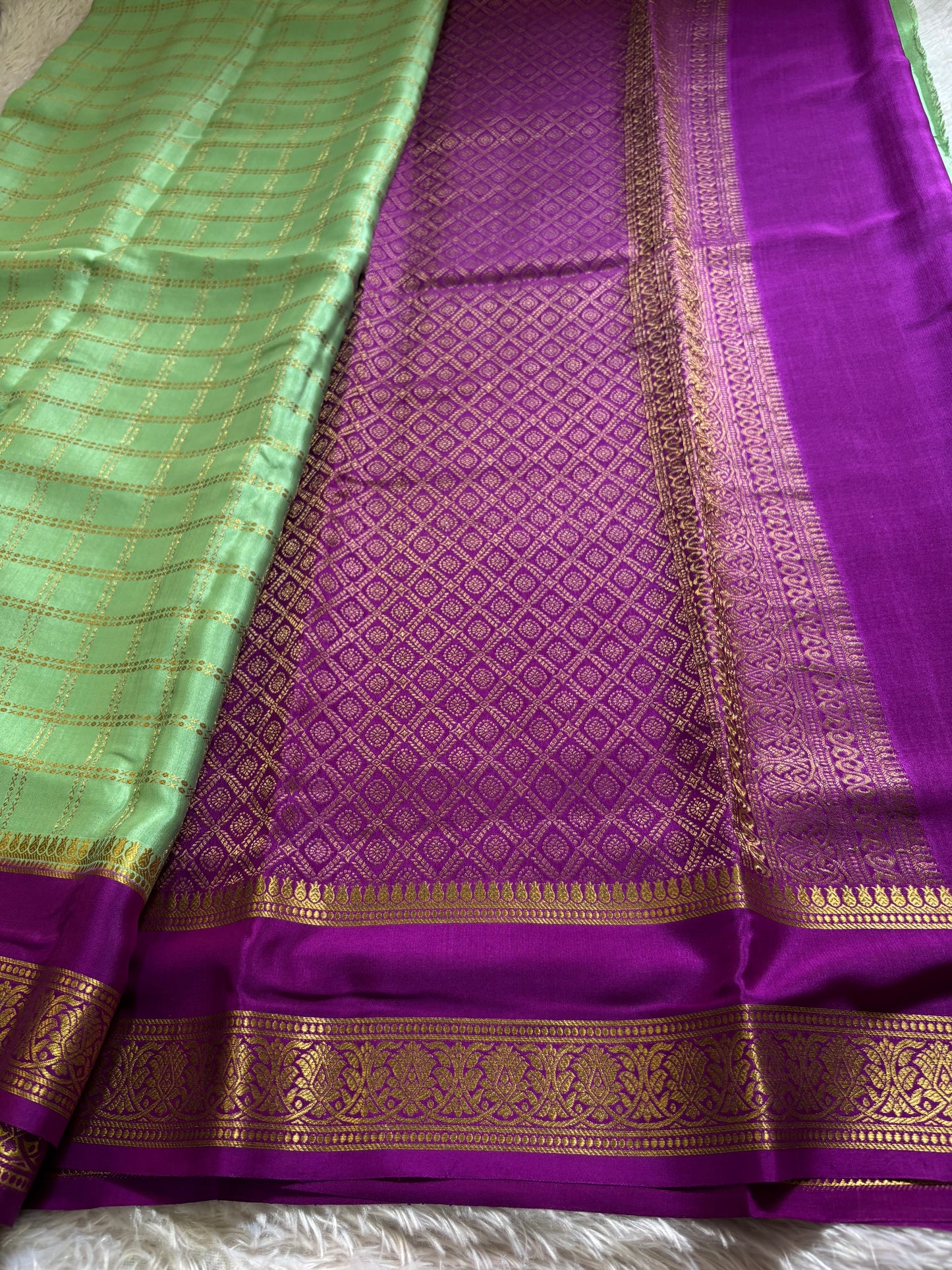Saroja (2D) : MInt green-magenta