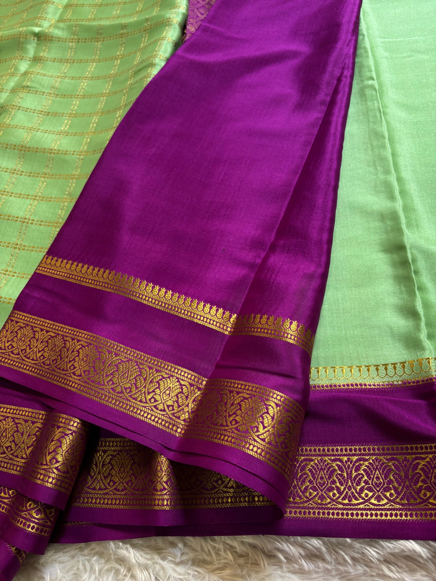 Saroja (2D) : MInt green-magenta