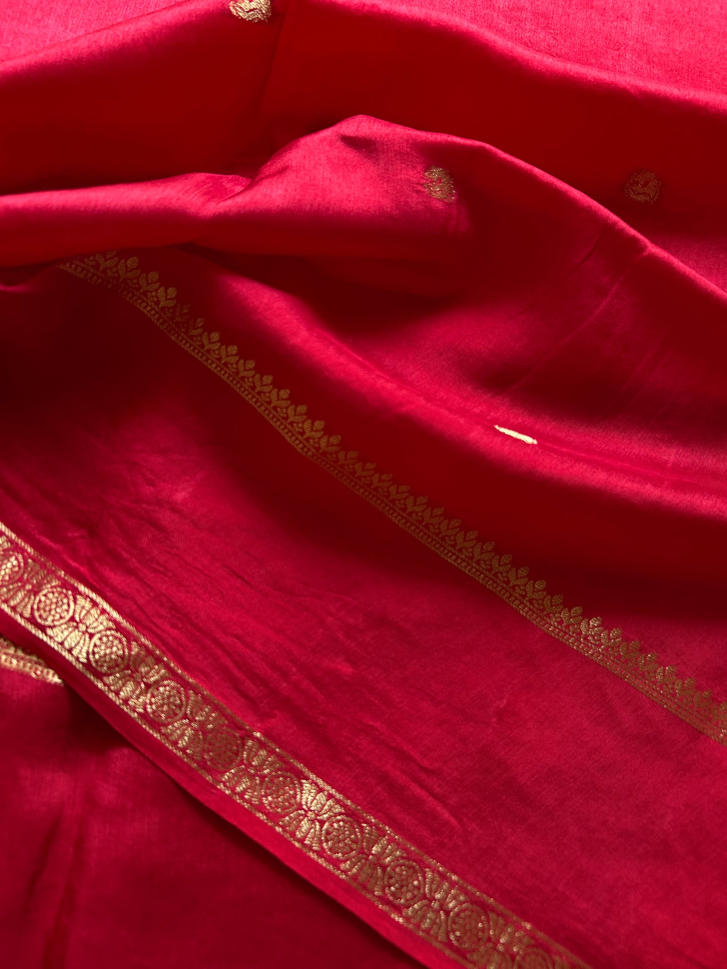 SS104 : Solid Red