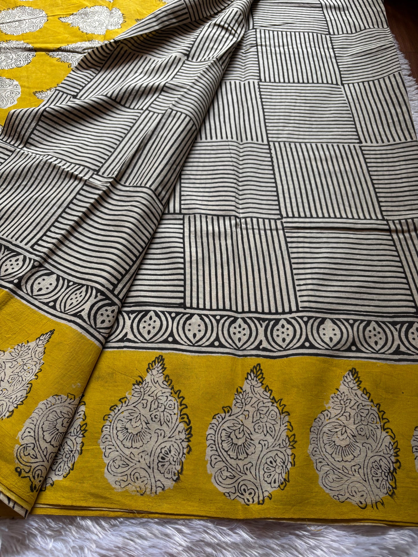 Mulmul : Printed Off white