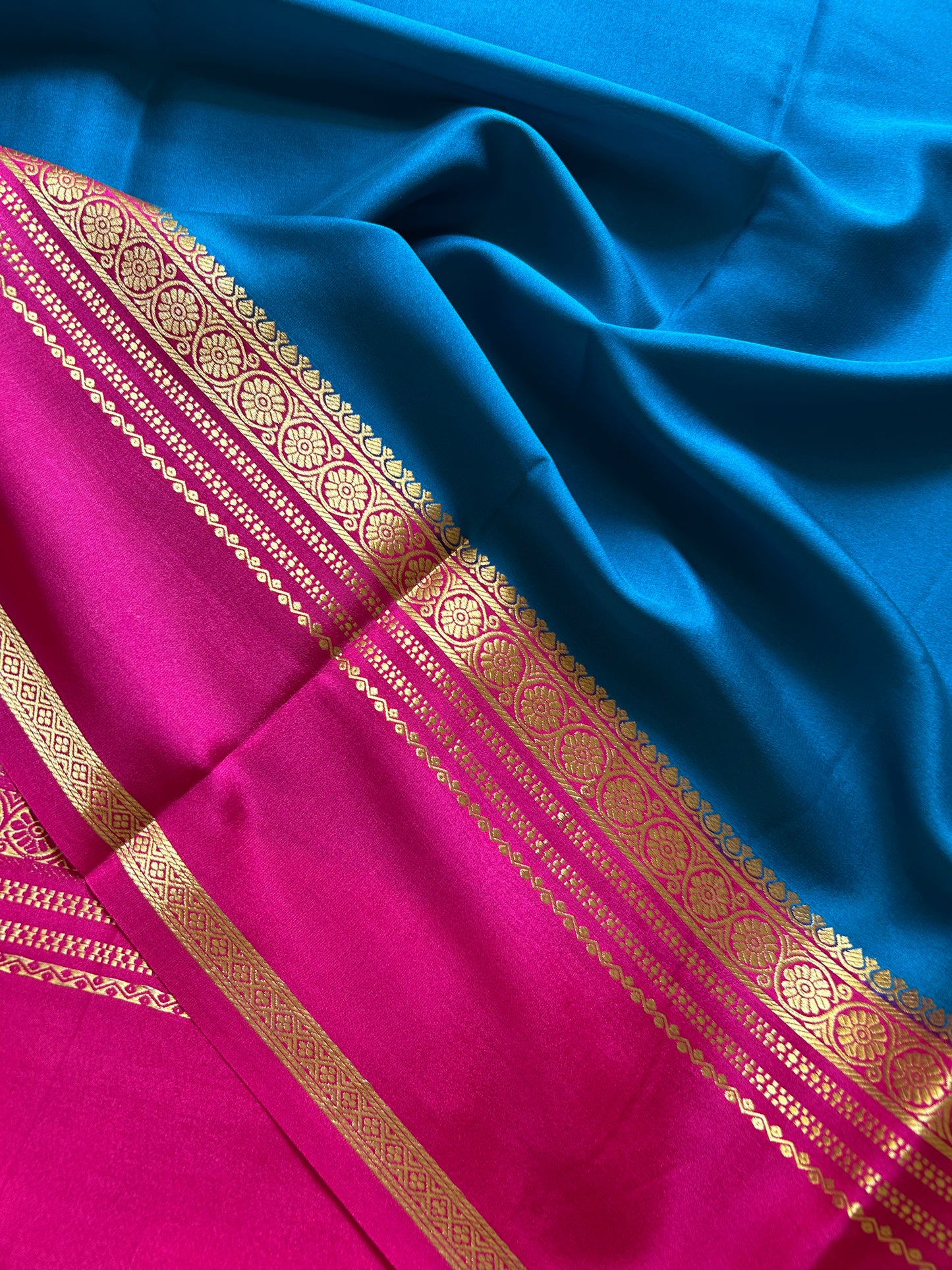 Daamini (2D) : Teal blue-pink