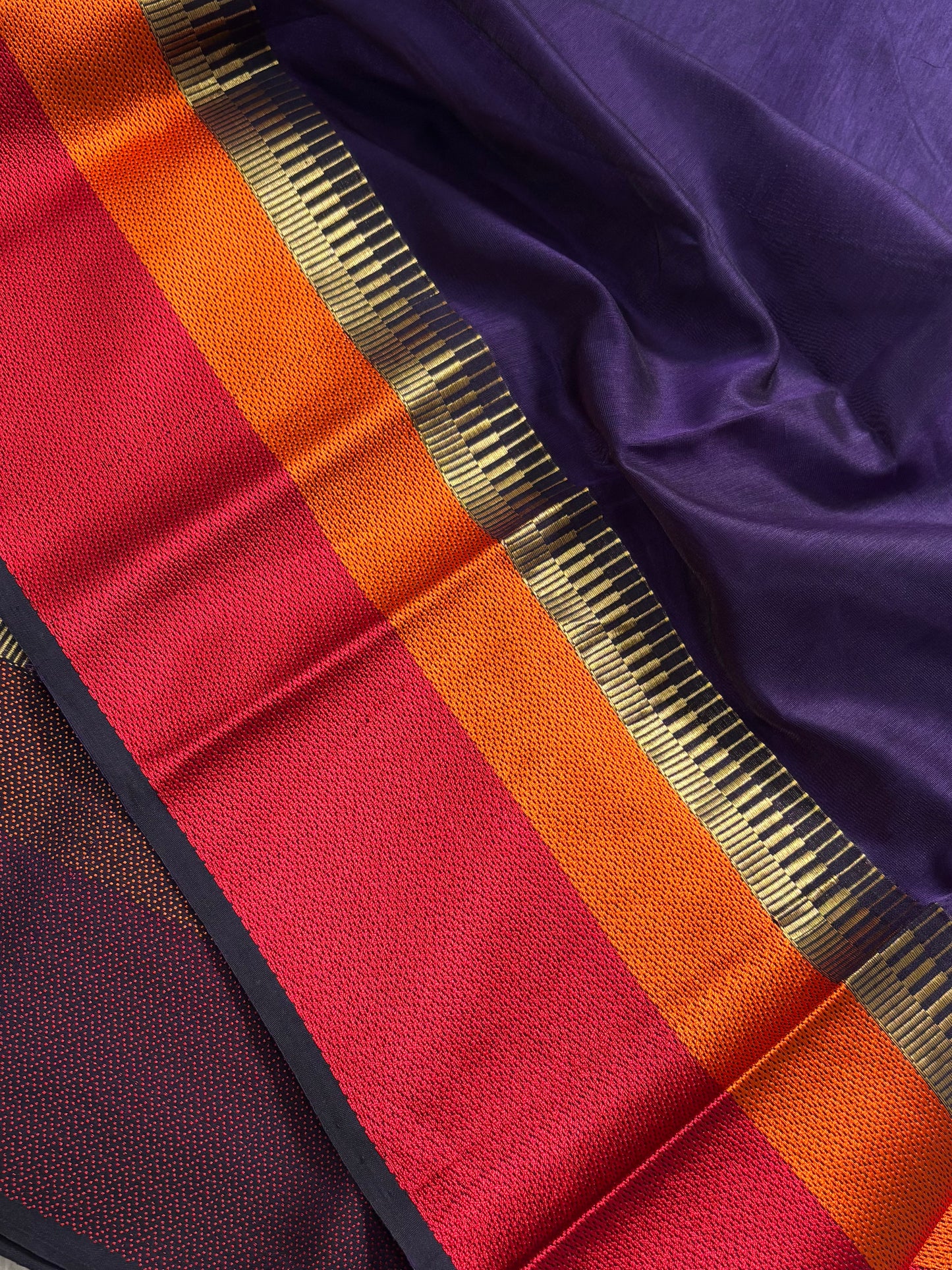 MCS101 (3D) : Deep violet-orange-red