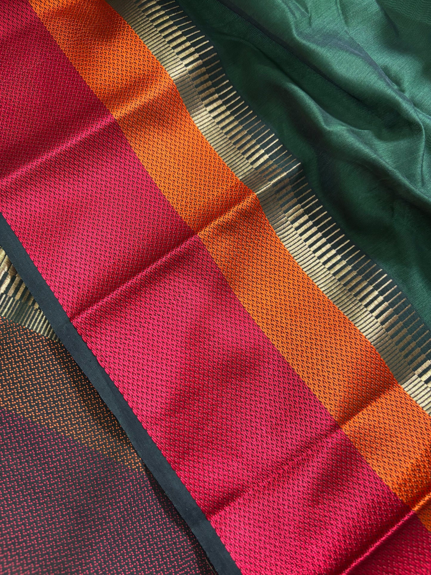 MCS101 (3D) : Dark green-orange-red