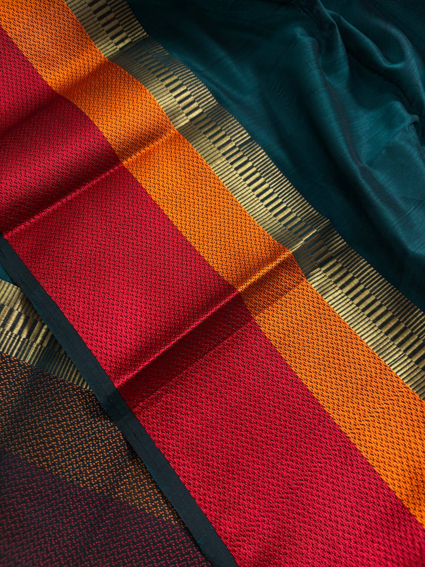 MCS101 (3D) : Peacock green-orange-red