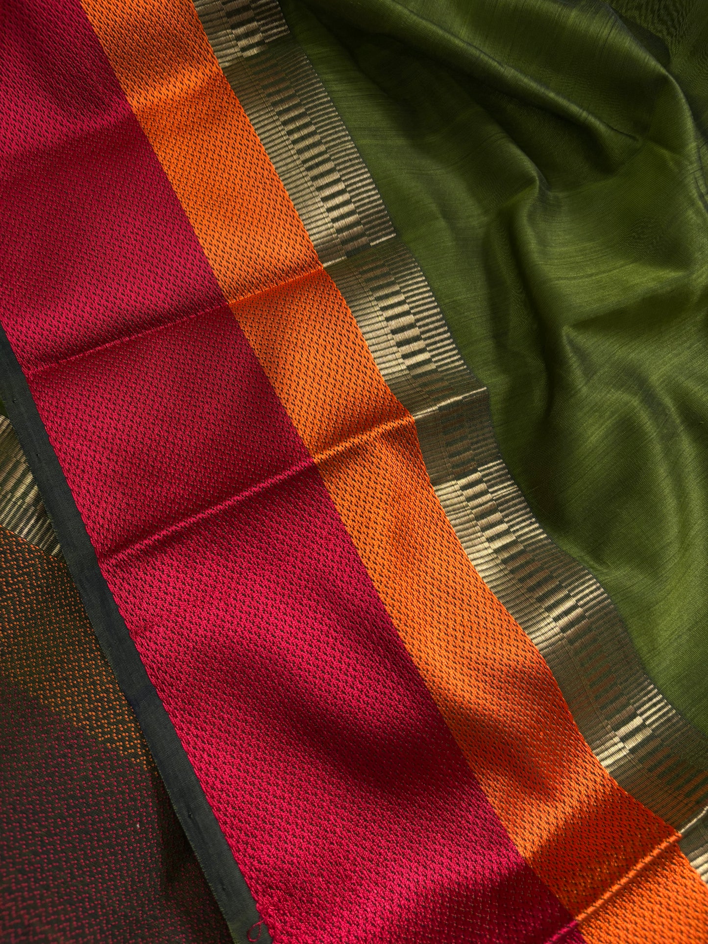 MCS101 (3D) : Moss green-orange-red