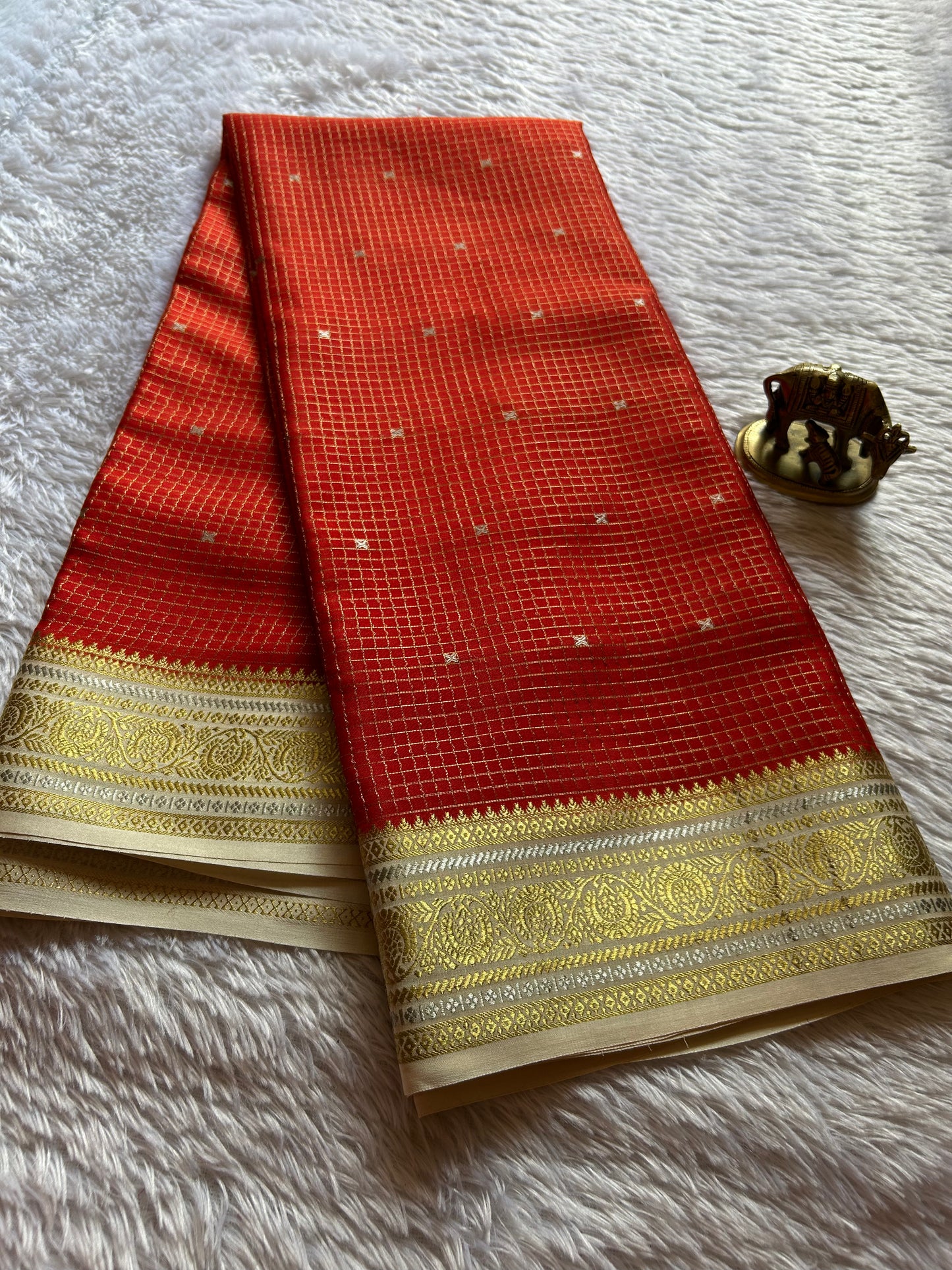 Haasini (2D) : Red-off white