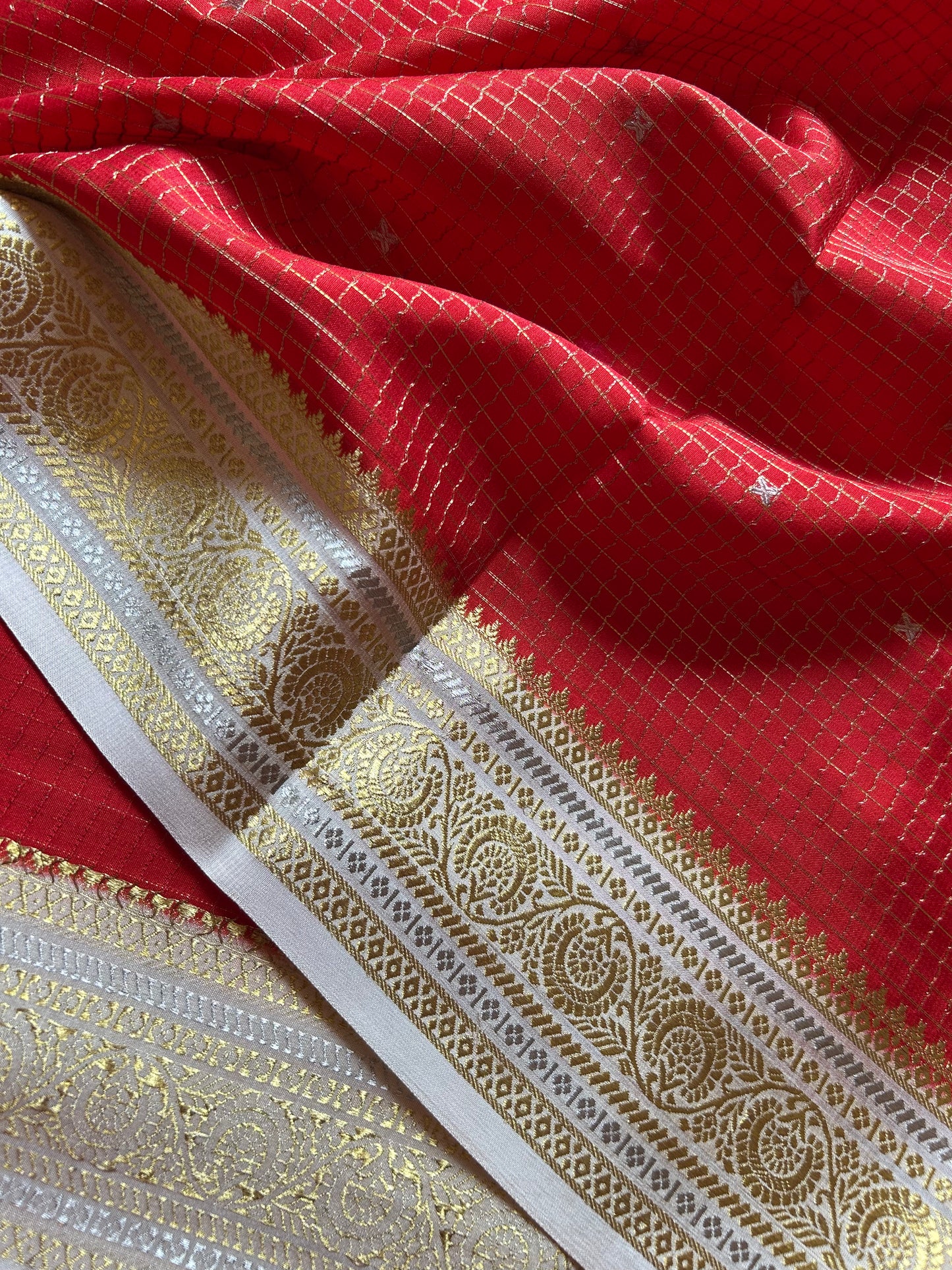 Haasini (2D) : Red-off white