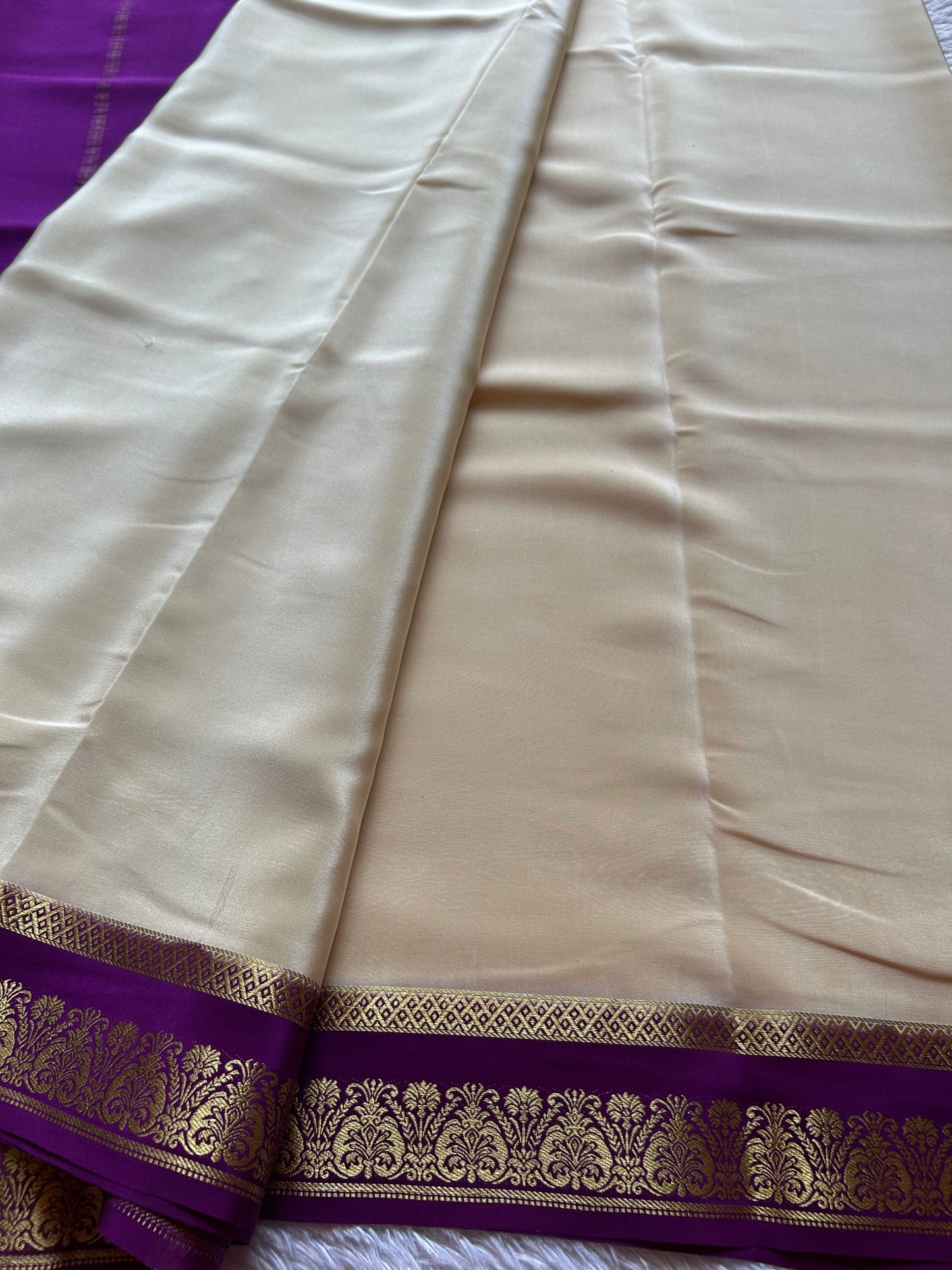 Madhura (2D) : Off white-magenta