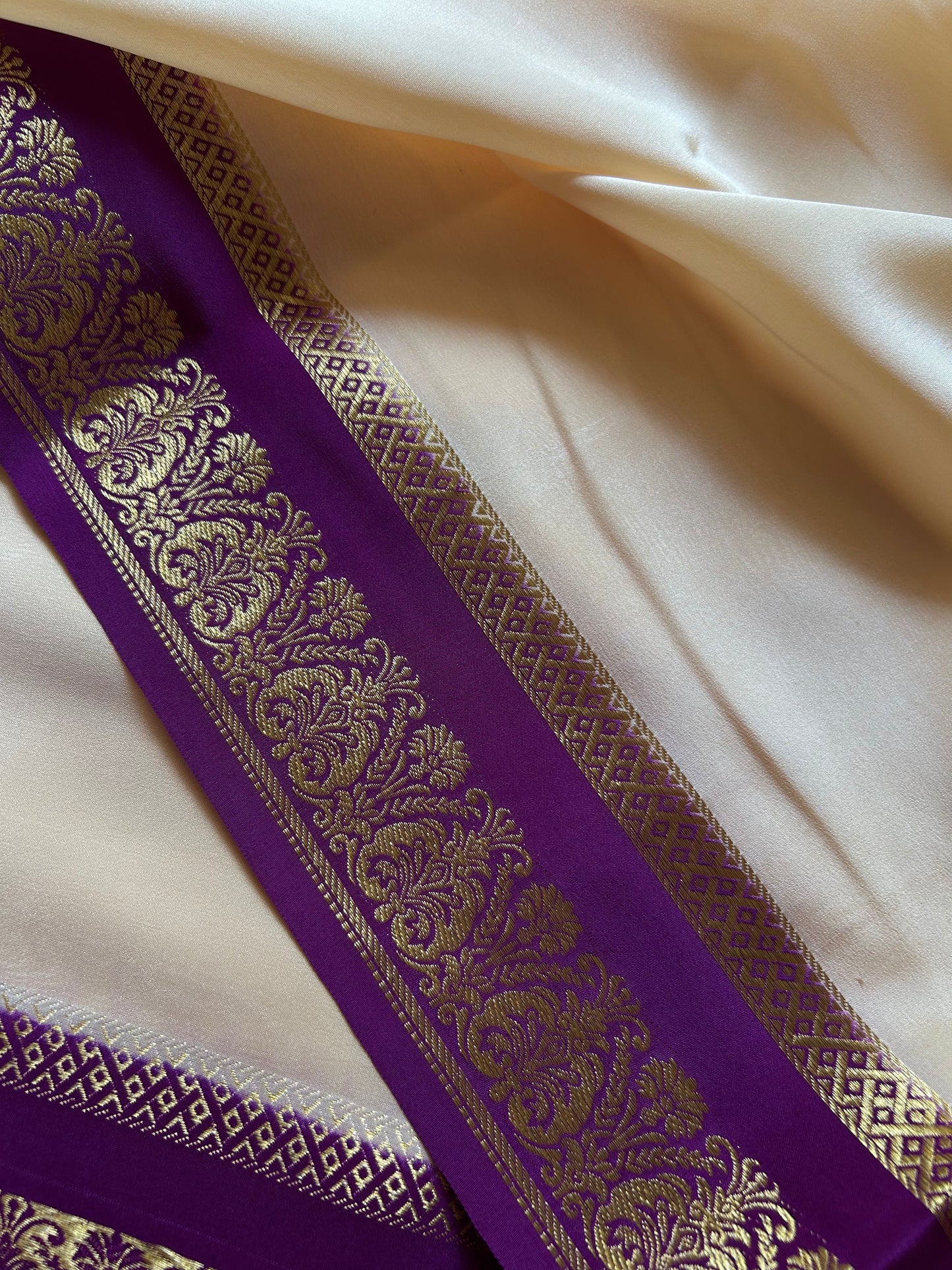 Madhura (2D) : Off white-magenta