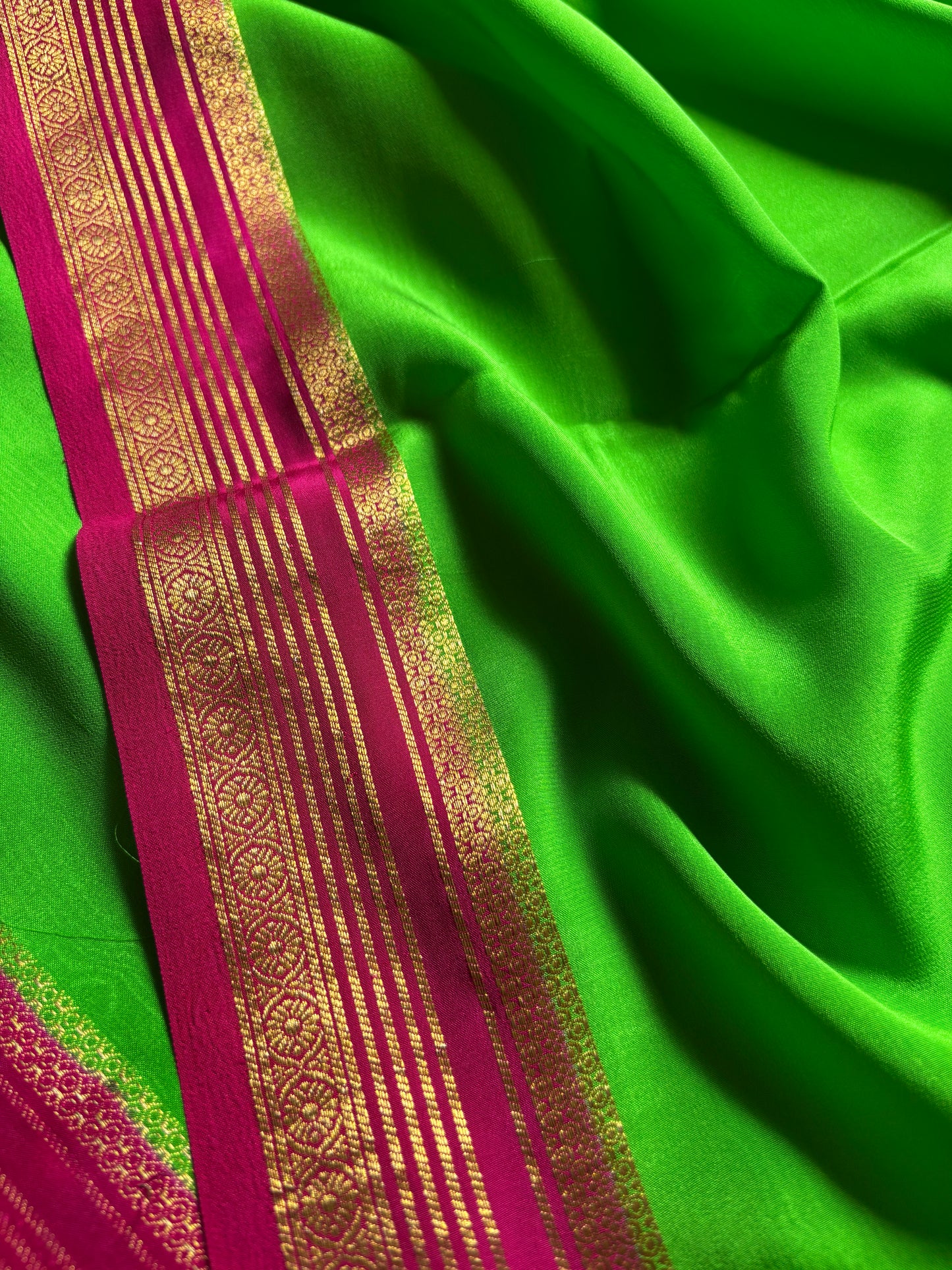 Bhoomi (2D) : Parrot green-rani pink