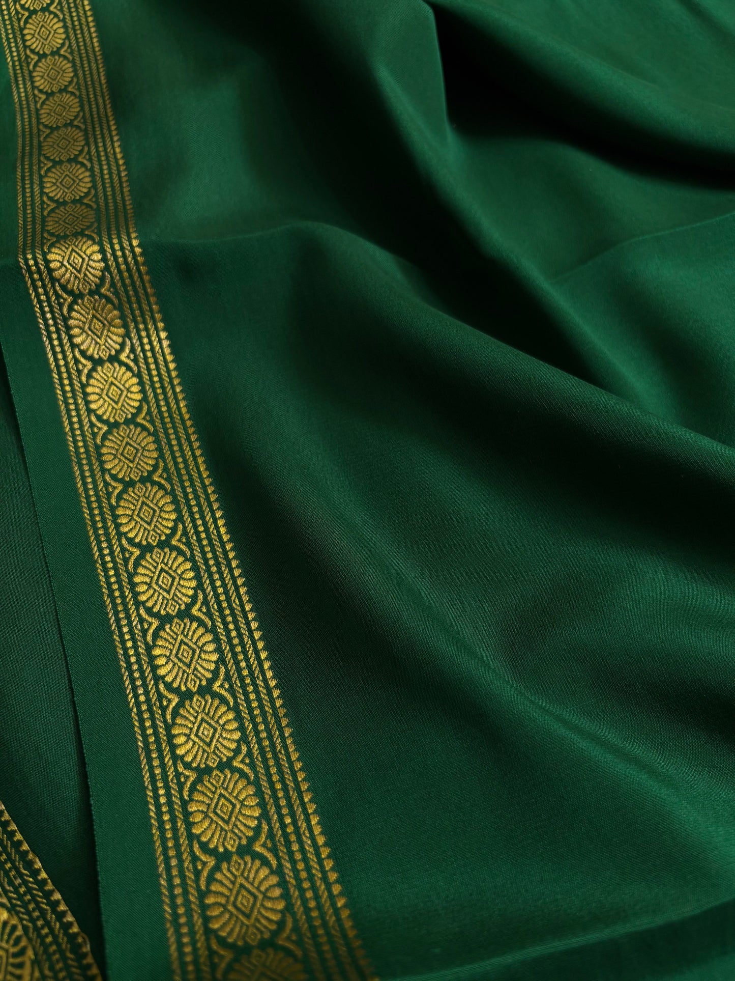 Chandrika : Solid Bottle green