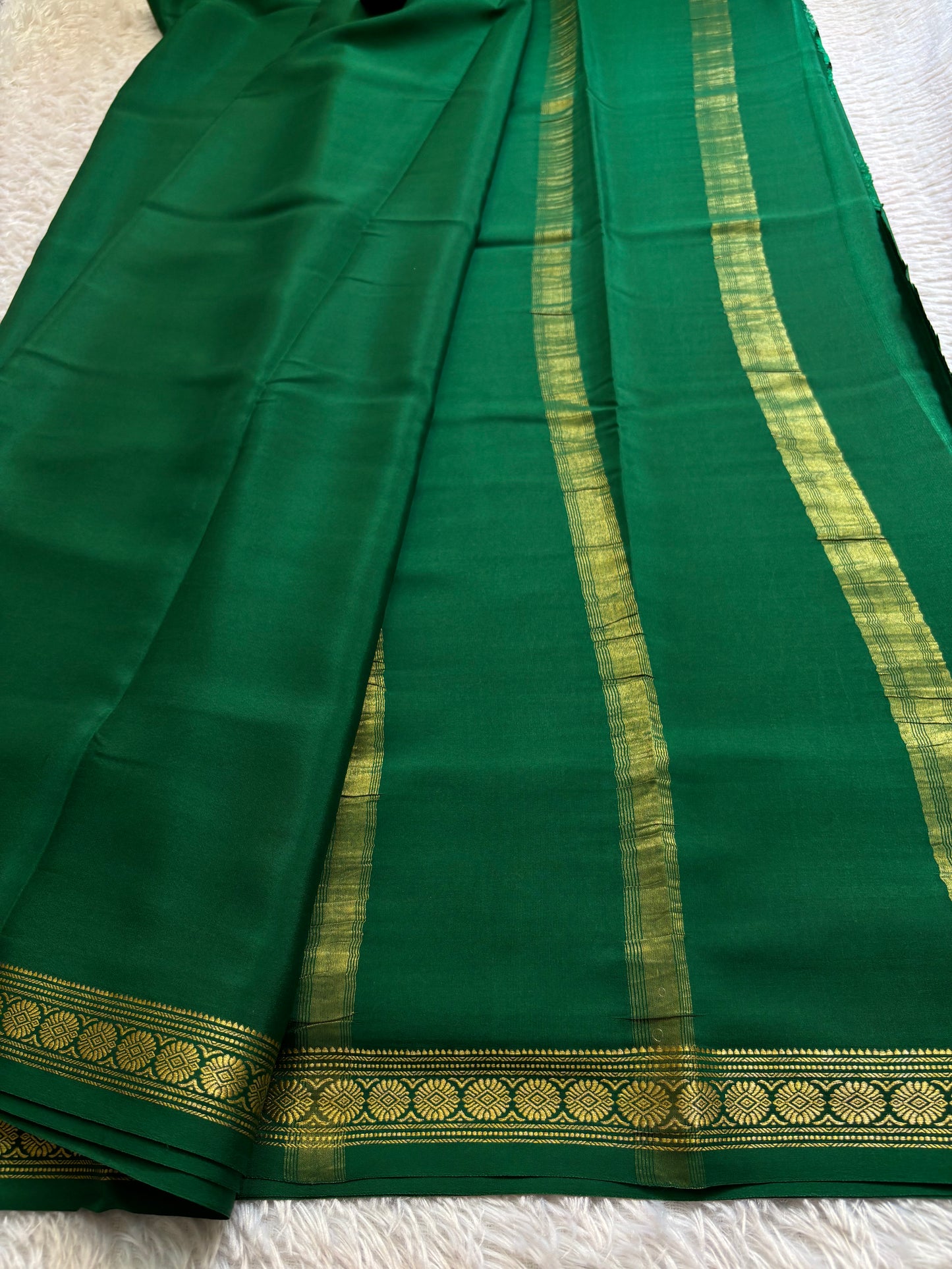 Chandrika : Solid Bottle green