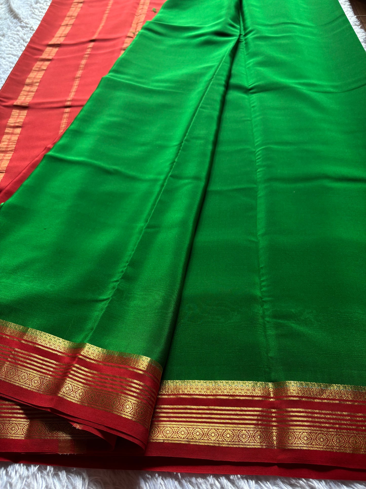 Bhoomi (2D) : Bottle green-red