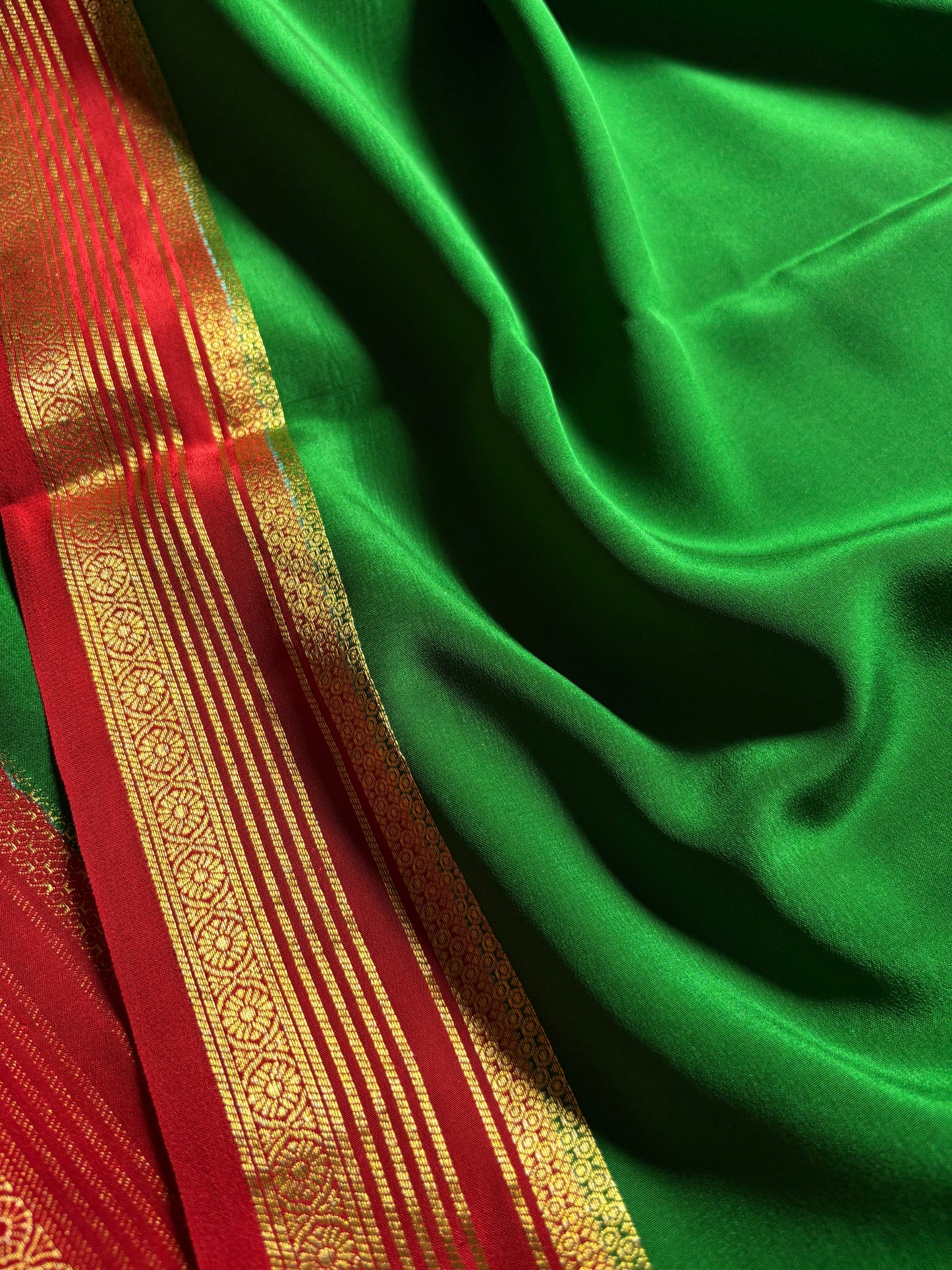 Bhoomi (2D) : Bottle green-red