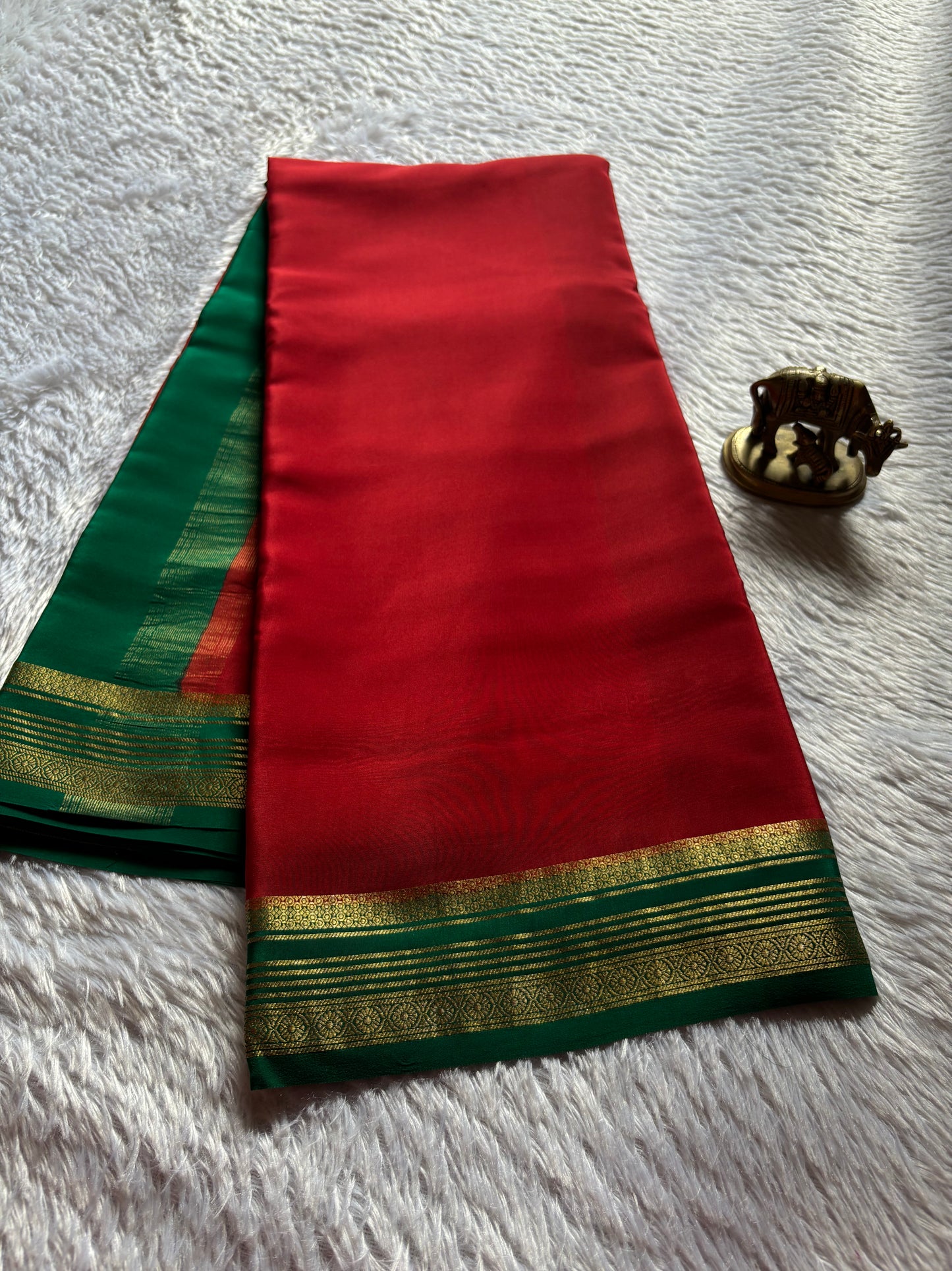 Bhoomi (2D) : Red-bottle green