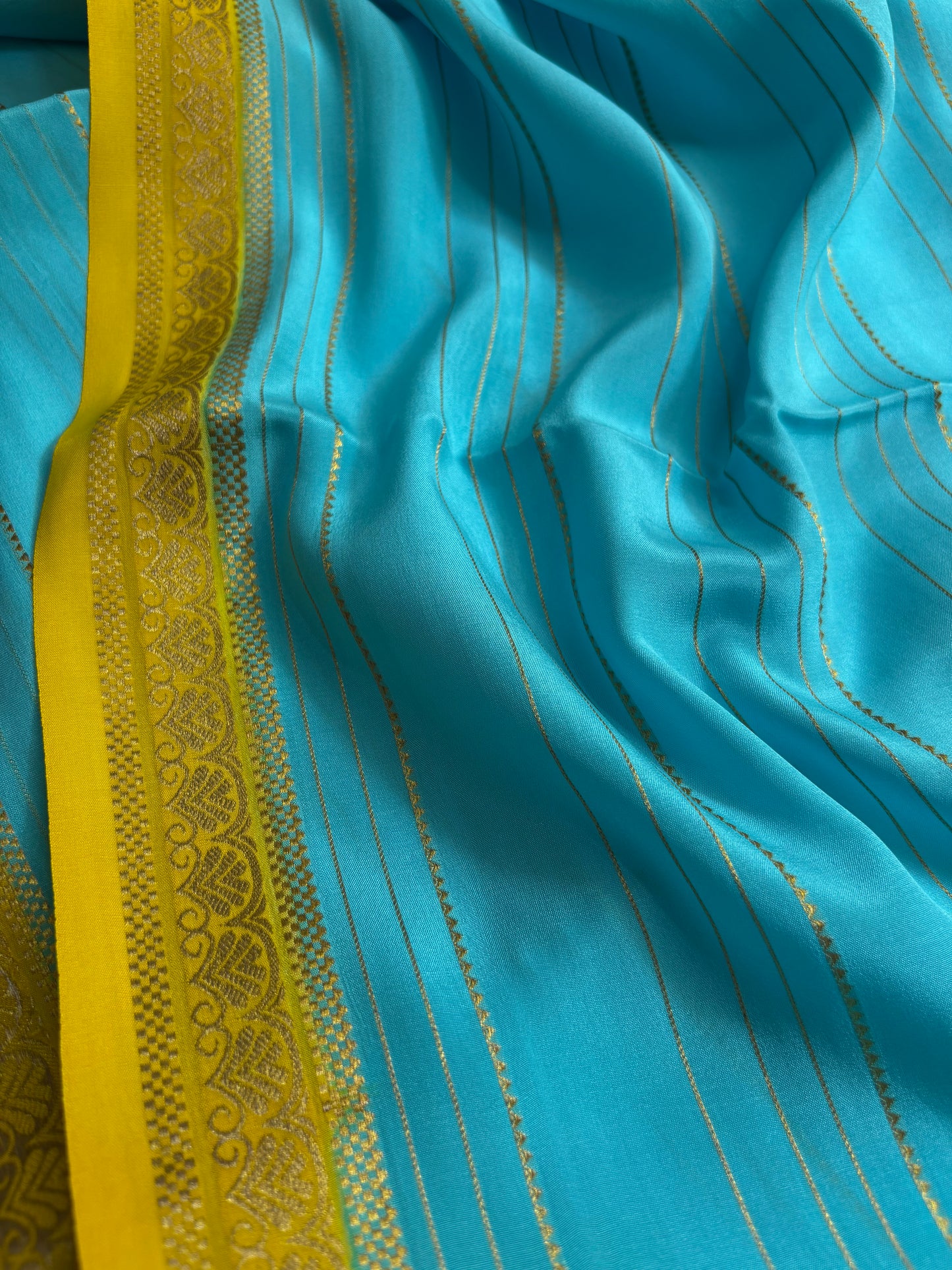 Sakshi (2D) : Sea blue-yellow