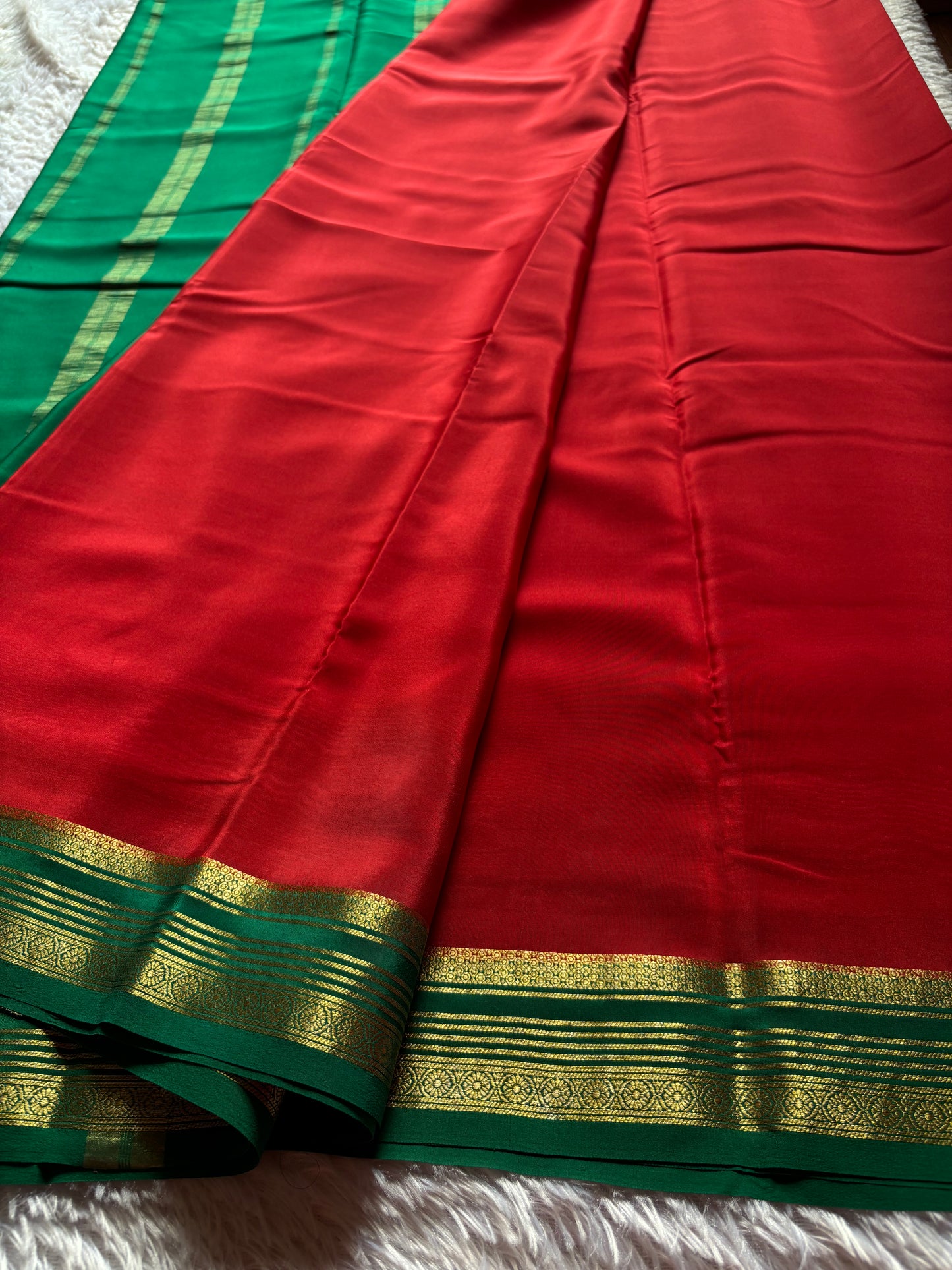 Bhoomi (2D) : Red-bottle green