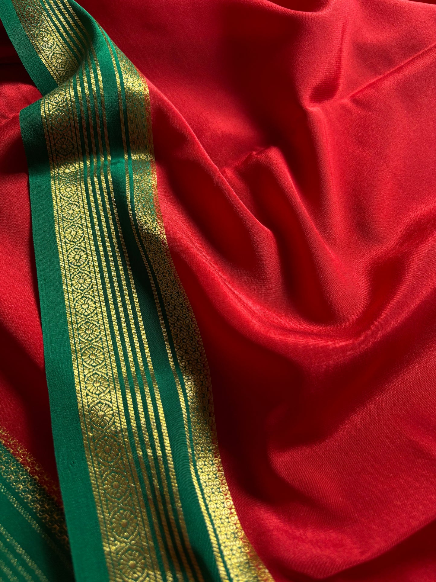 Bhoomi (2D) : Red-bottle green