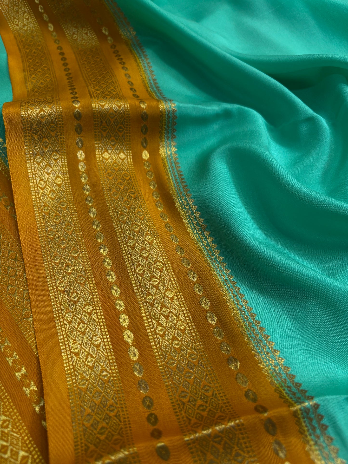 Sumana (2D) : Turquoise-golden yellow