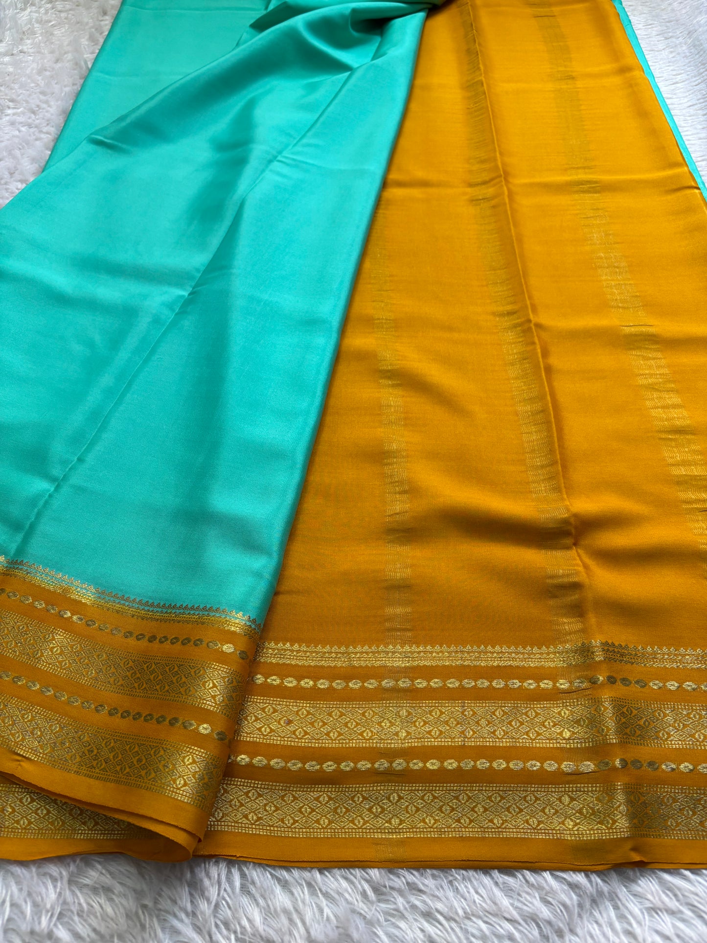 Sumana (2D) : Turquoise-golden yellow
