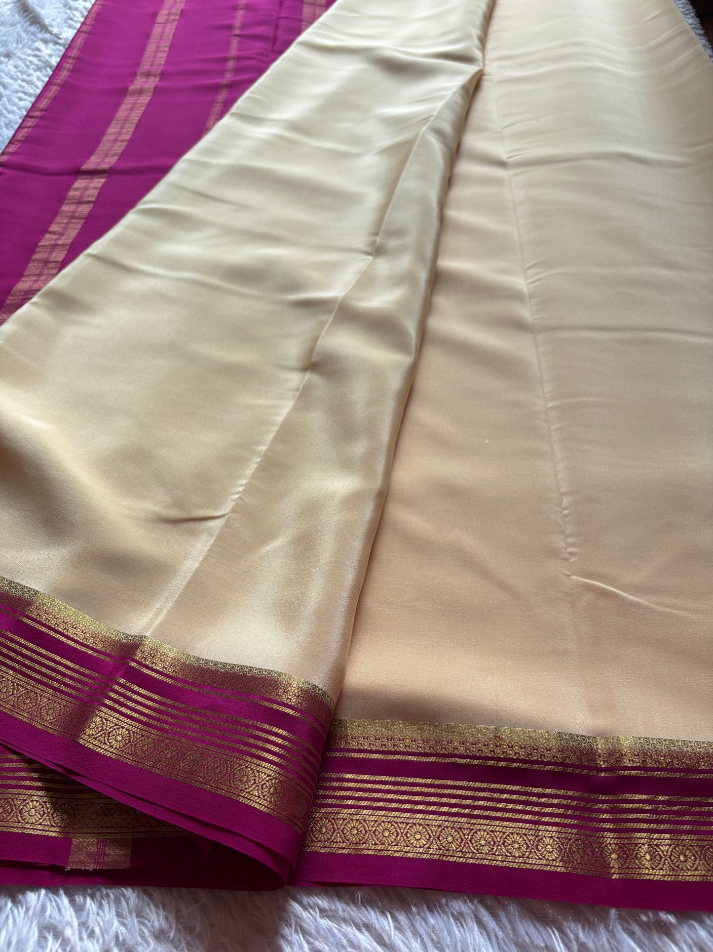 Bhoomi (2D) : Ivory cream-magenta