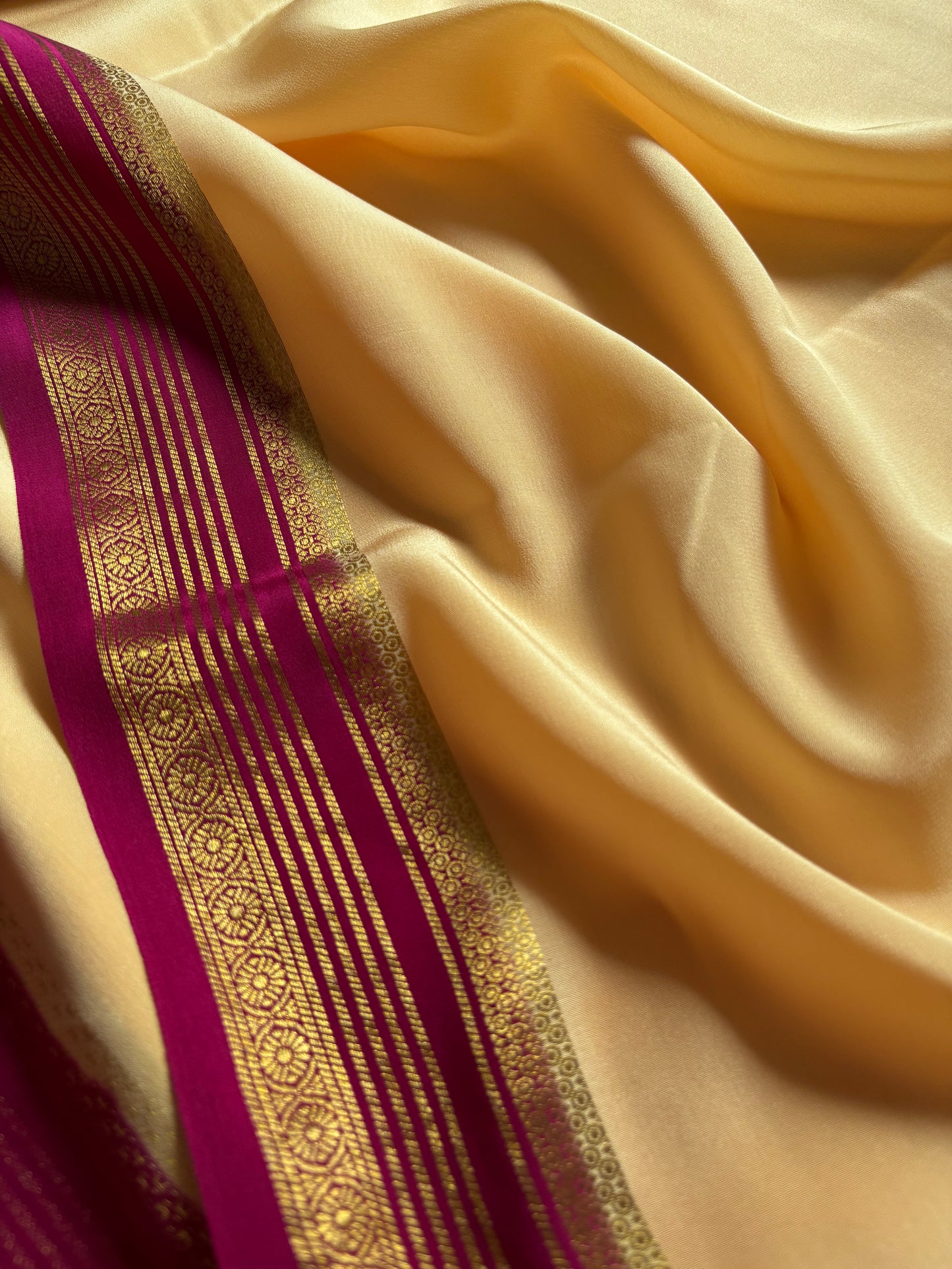 Bhoomi (2D) : Ivory cream-magenta