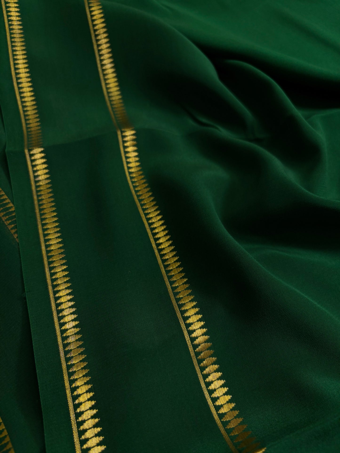 Parvathi : Solid Bottle green