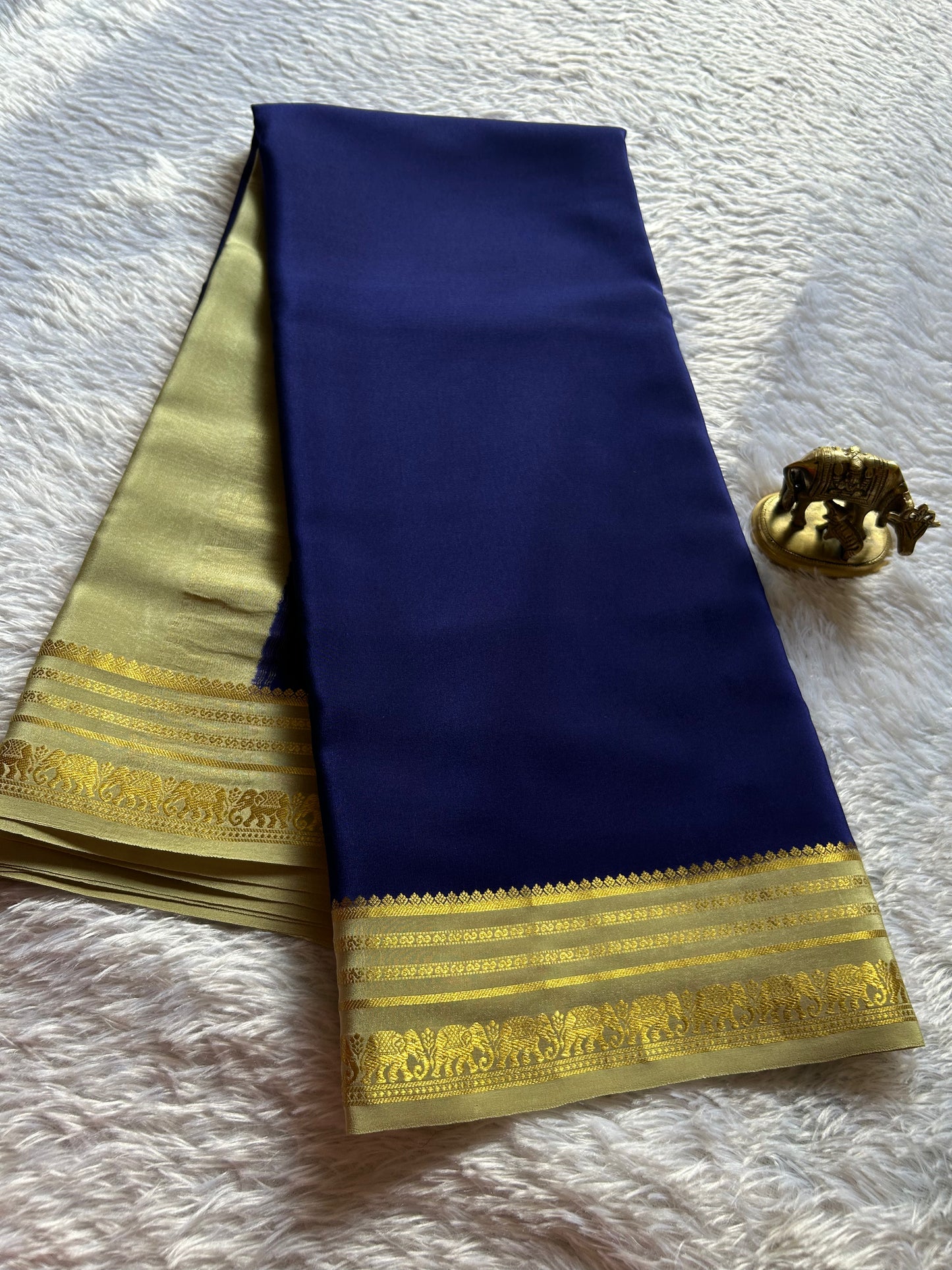 Eshwari (2D) : Navy blue-off white