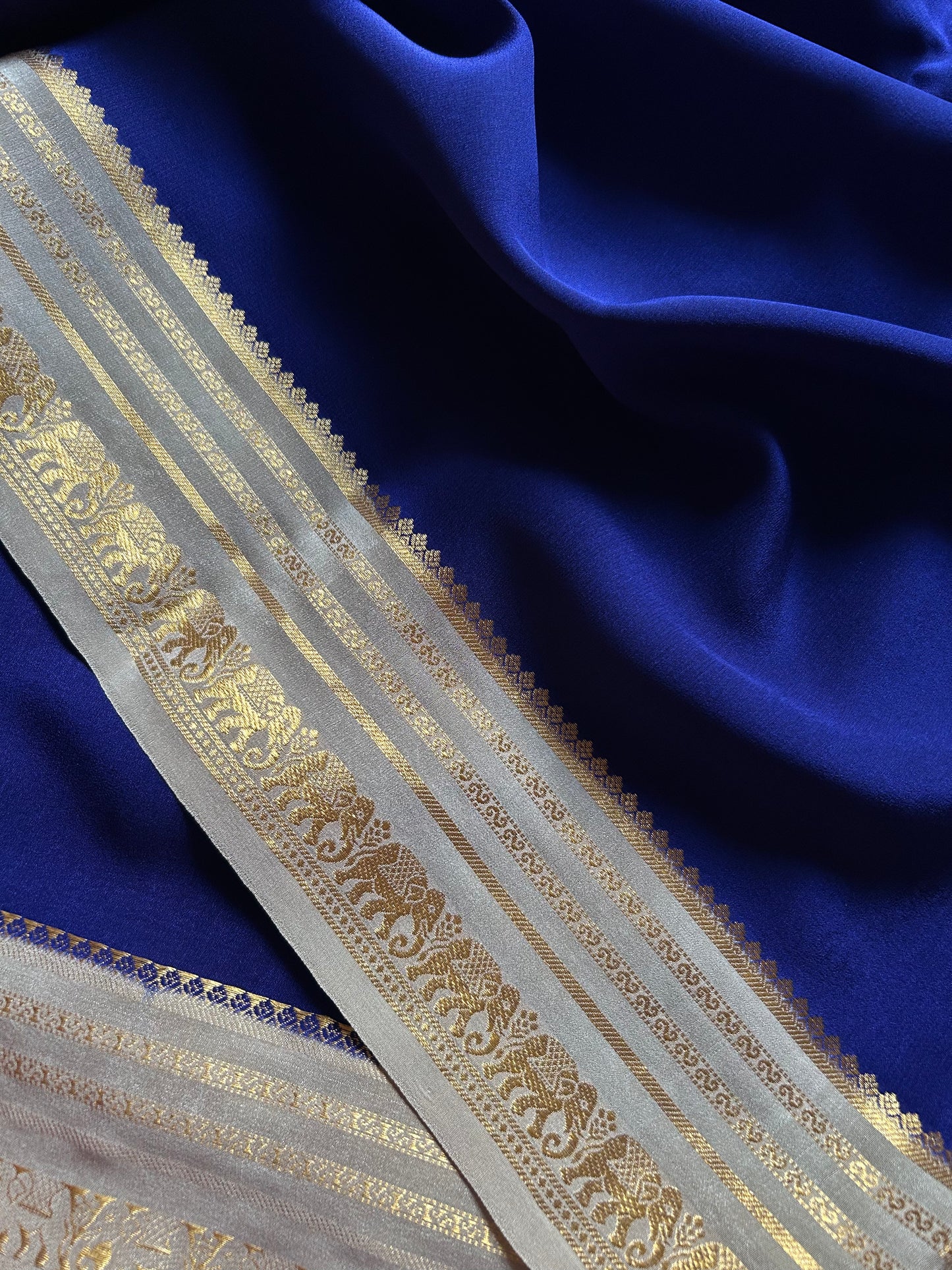 Eshwari (2D) : Navy blue-off white