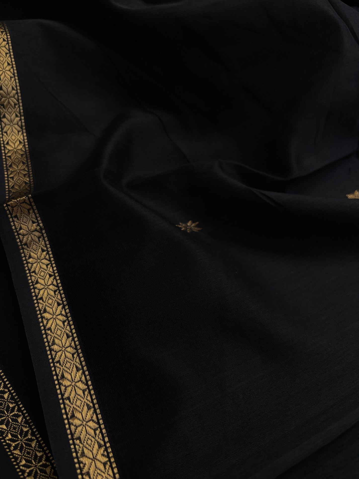 MCS103 : Solid Black