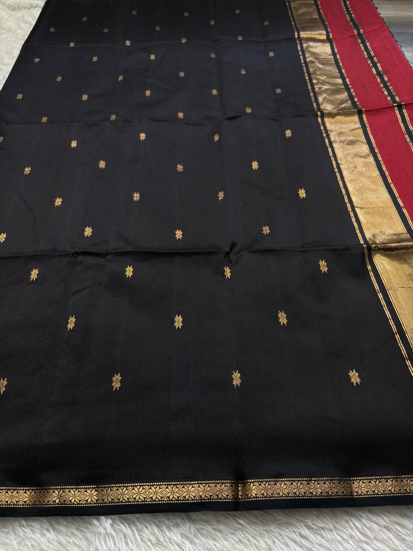 MCS103 (2D) : Dark red-black