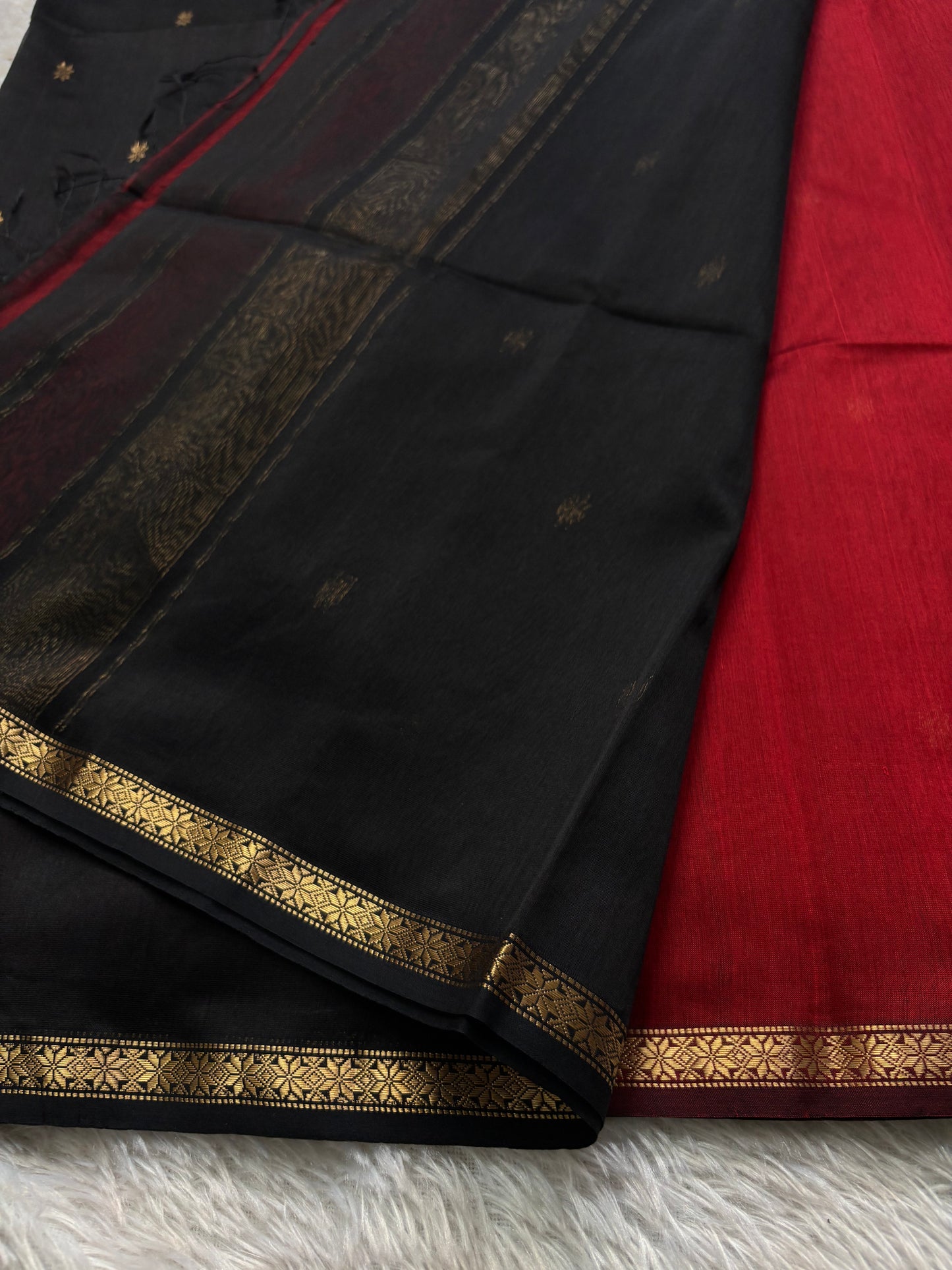 MCS103 (2D) : Dark red-black