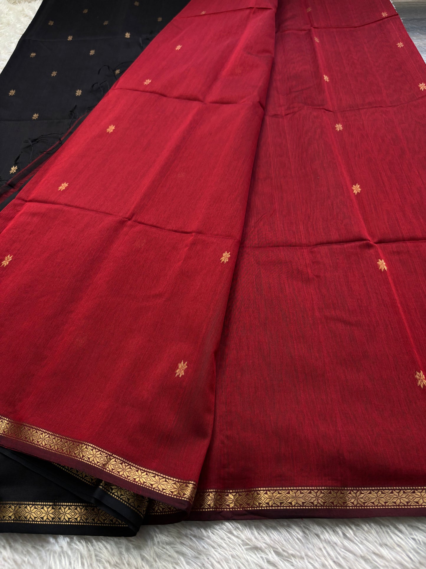MCS103 (2D) : Dark red-black