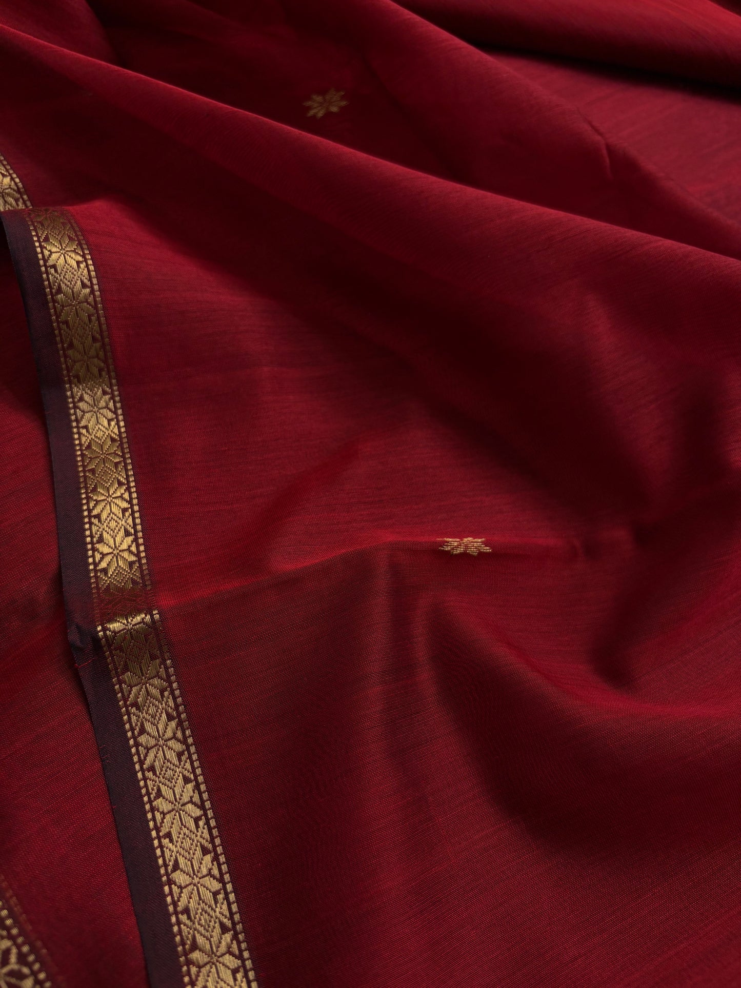 MCS103 (2D) : Dark red-black