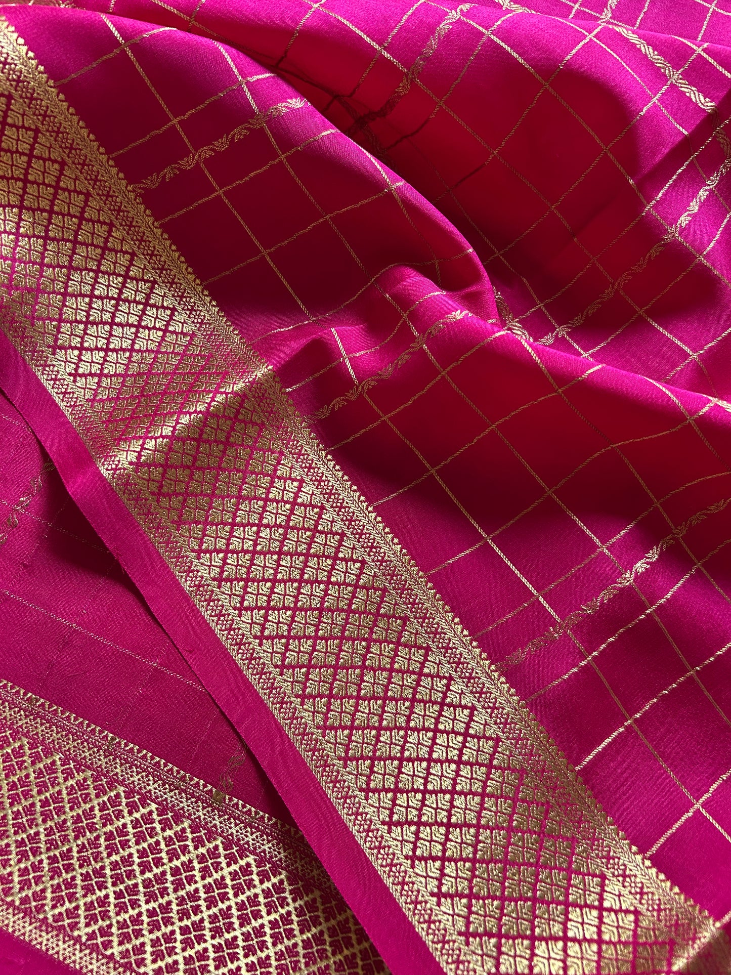Sushma (2D) : Solid Hot pink