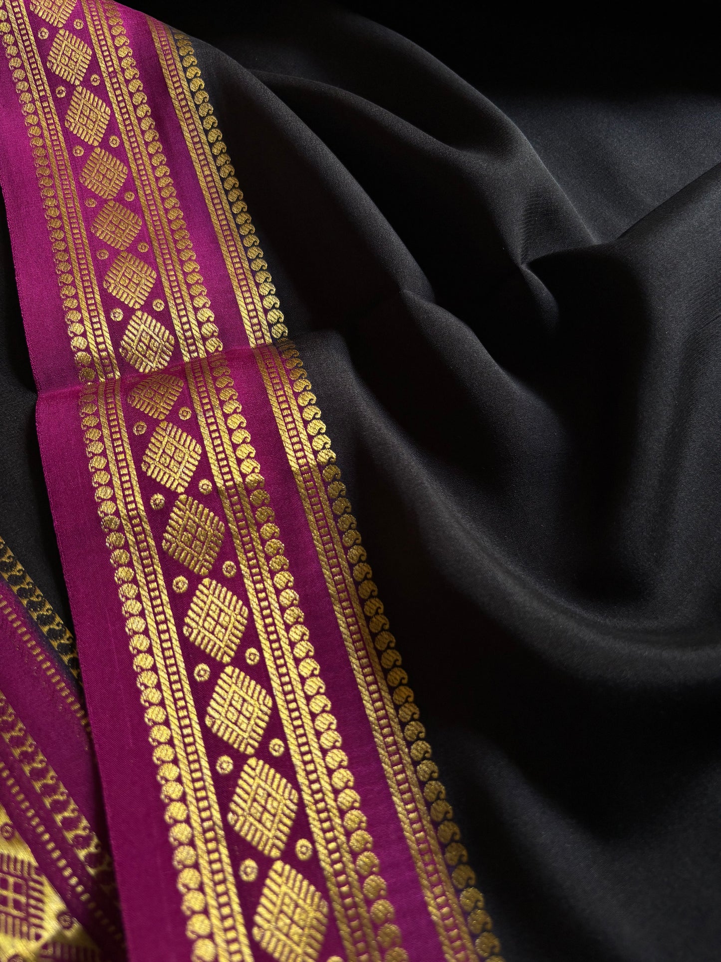 Saanvi (2D) : Black-dark magenta
