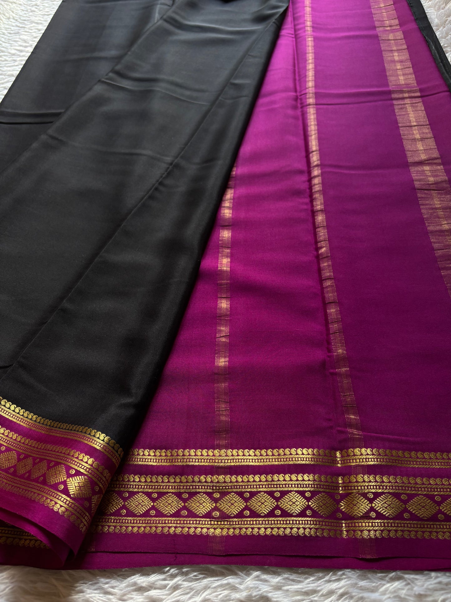 Saanvi (2D) : Black-dark magenta