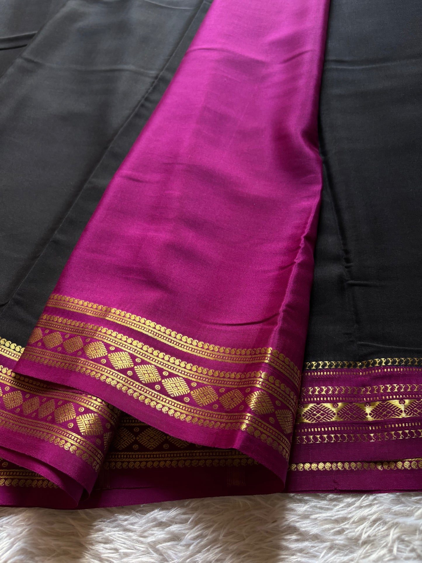 Saanvi (2D) : Black-dark magenta