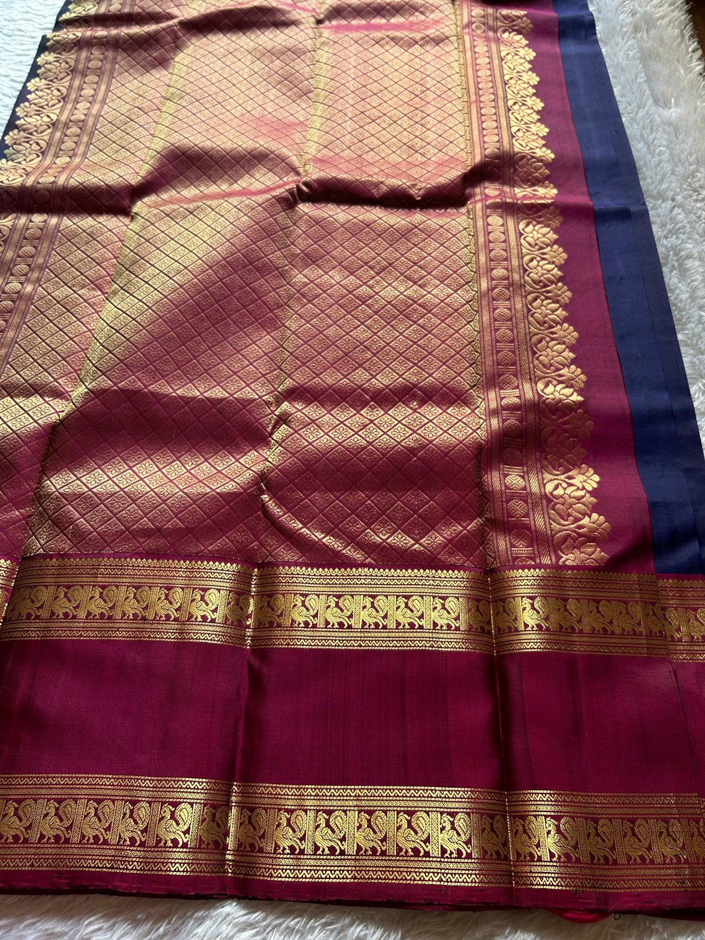 Lakshmi (2D) : Dark blue-magenta