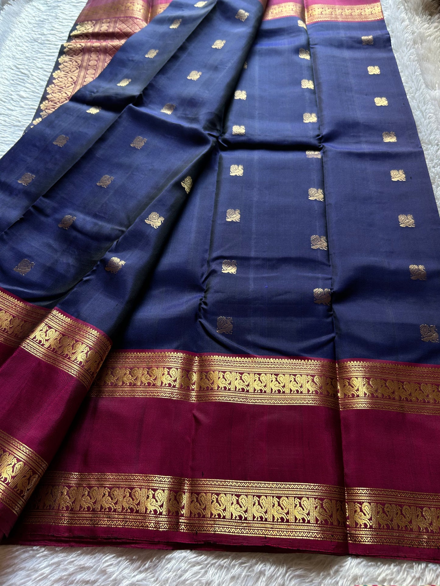Lakshmi (2D) : Dark blue-magenta