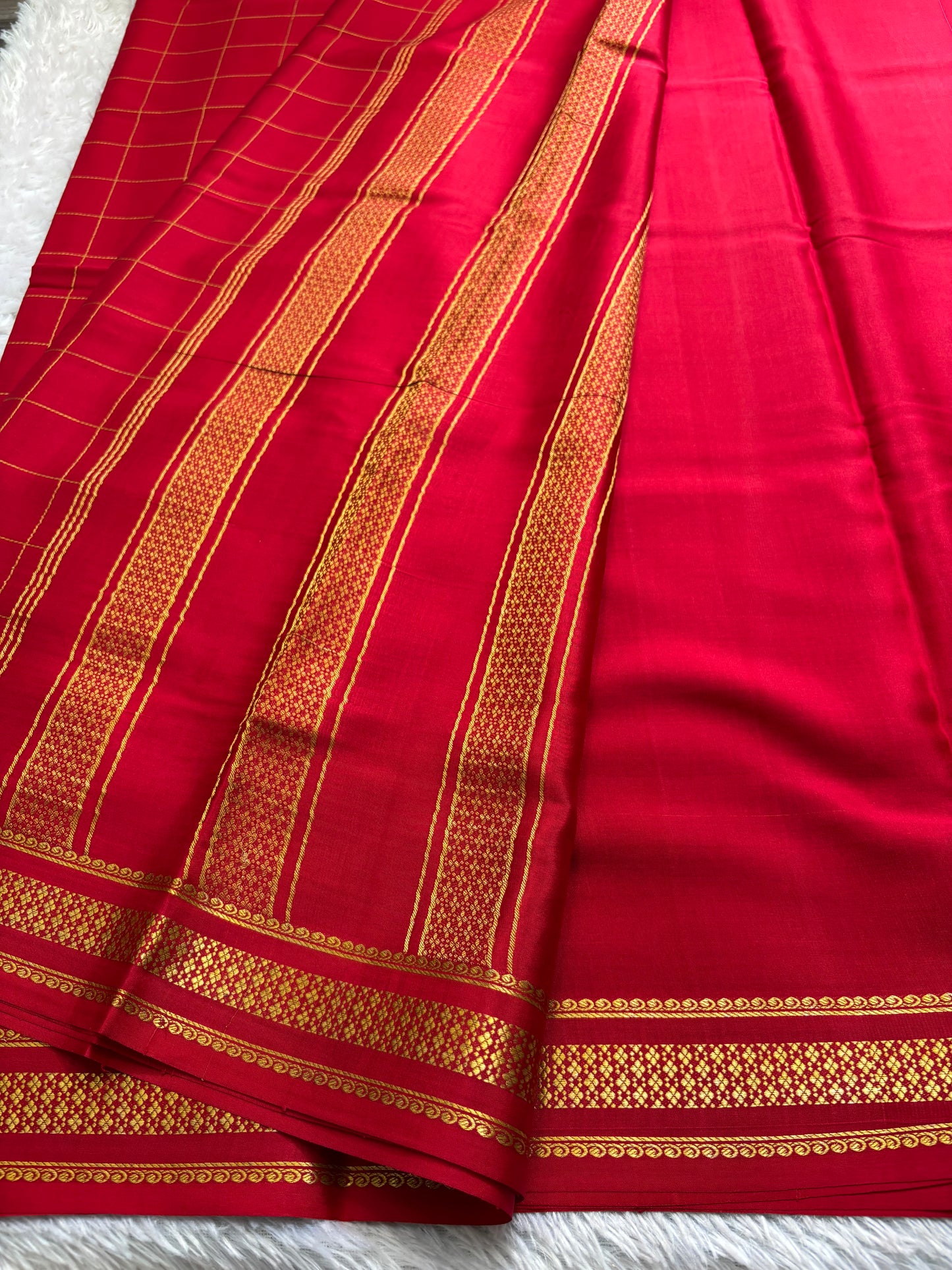 Madhavi : Solid Red