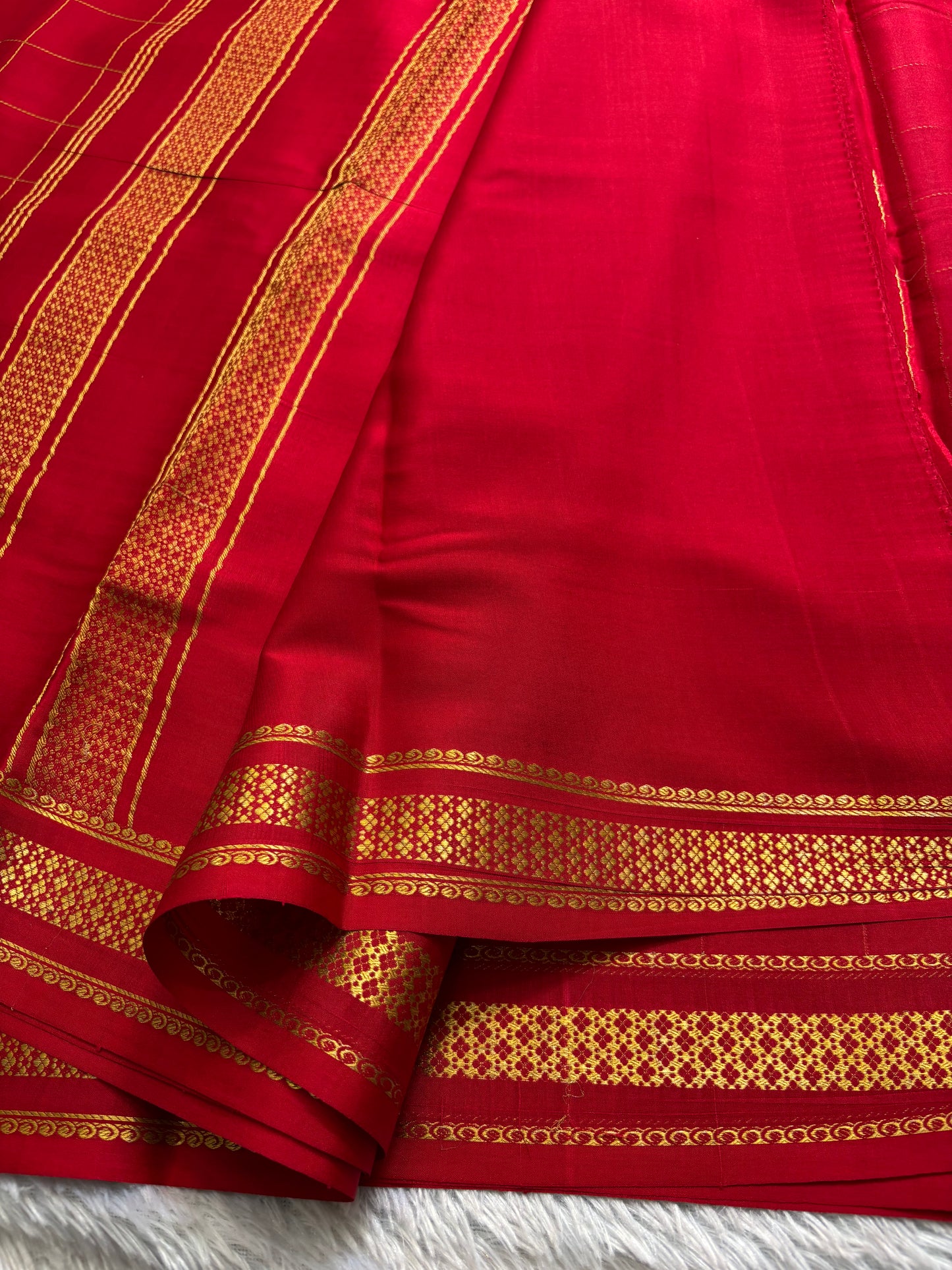 Madhavi : Solid Red