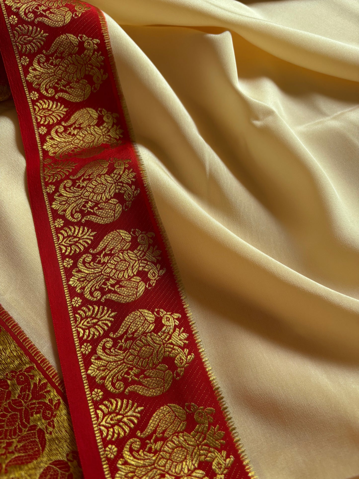 Veera (2D) : Off white-red