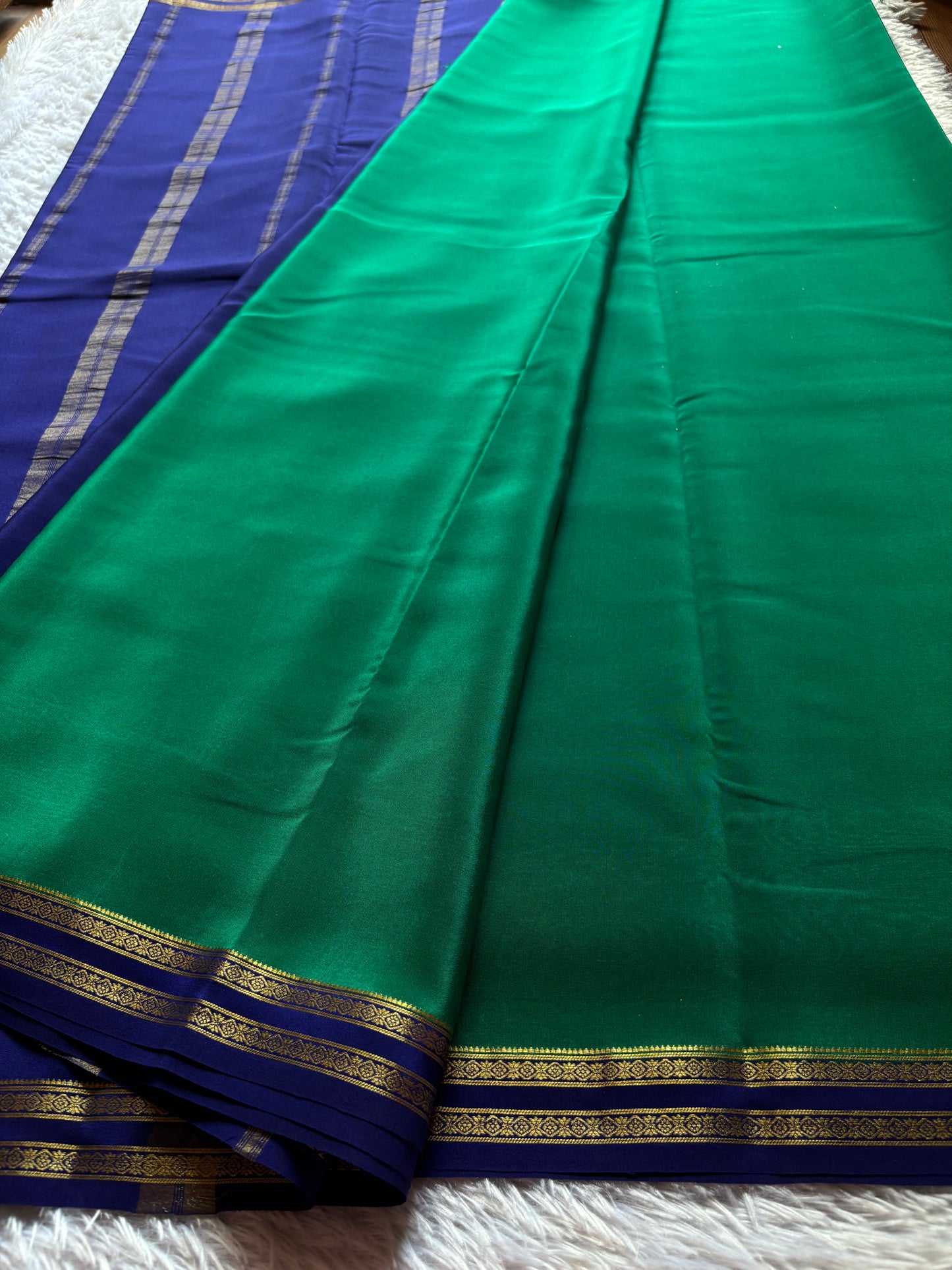 Surabhi (2D) : Emerald green-dark blue