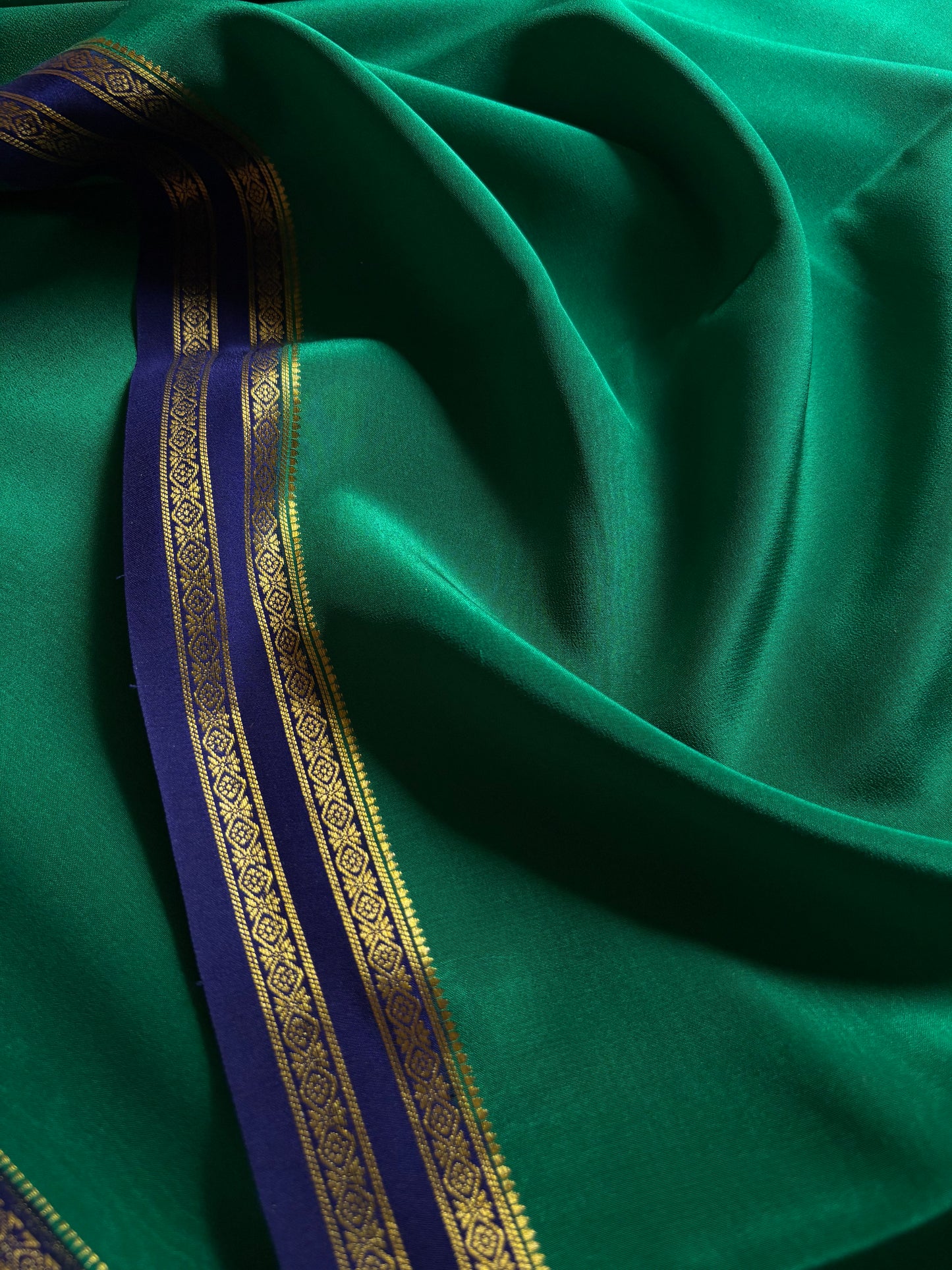 Surabhi (2D) : Emerald green-dark blue