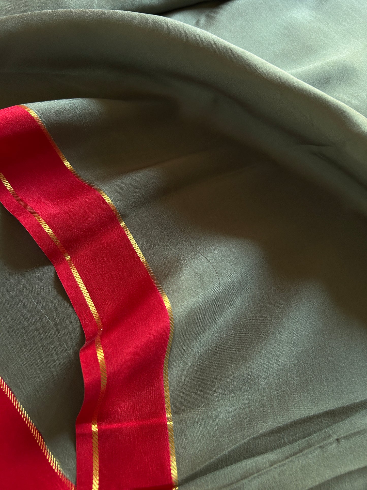 Rekha (2D) : Steel grey-red