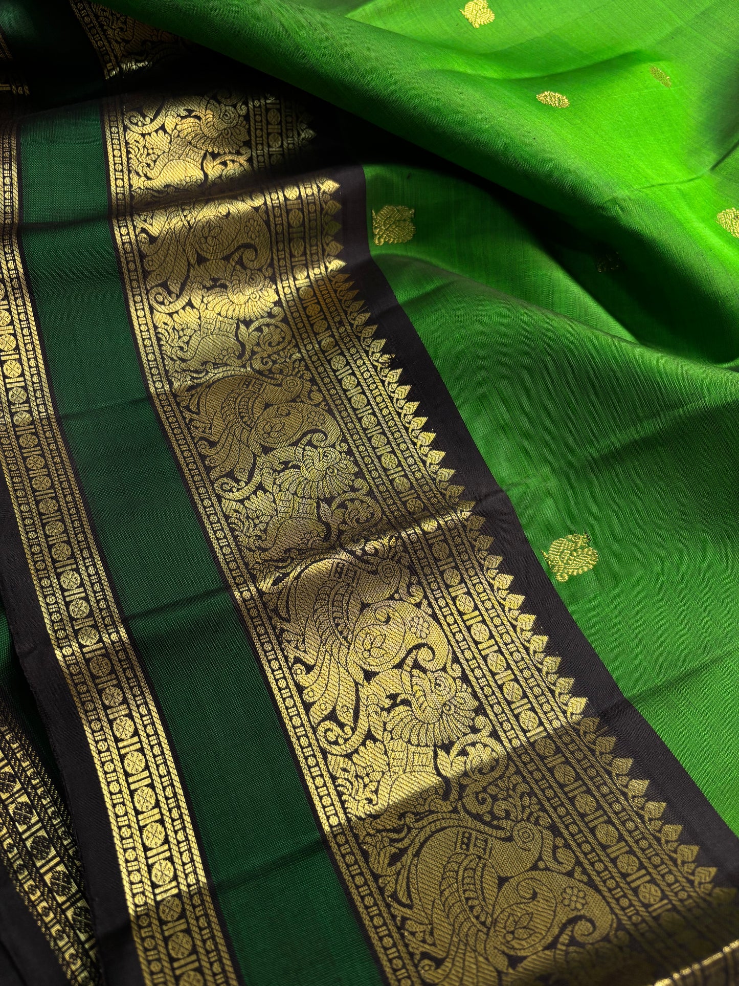 Kankana (3D) : Leaf green-dark brown-dark green