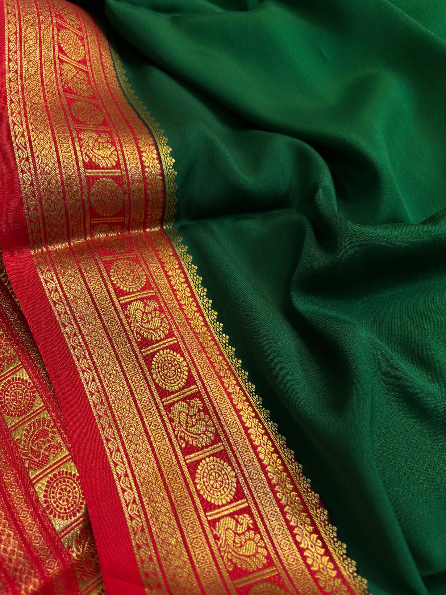 Shubha (2D) : Bottle green-red